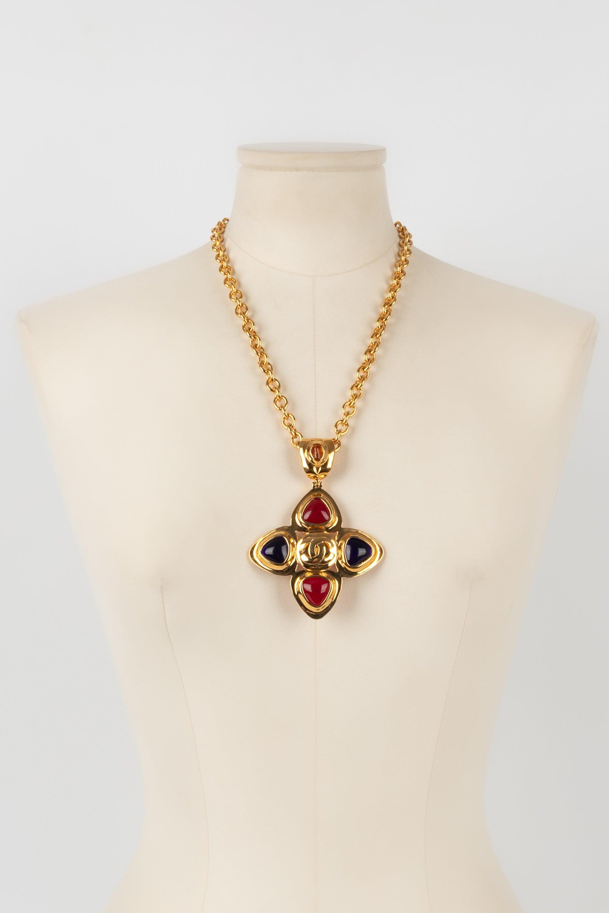 Chanel Golden Metal Necklace with a Blue and Red Glass Paste Pendant, 1997 3