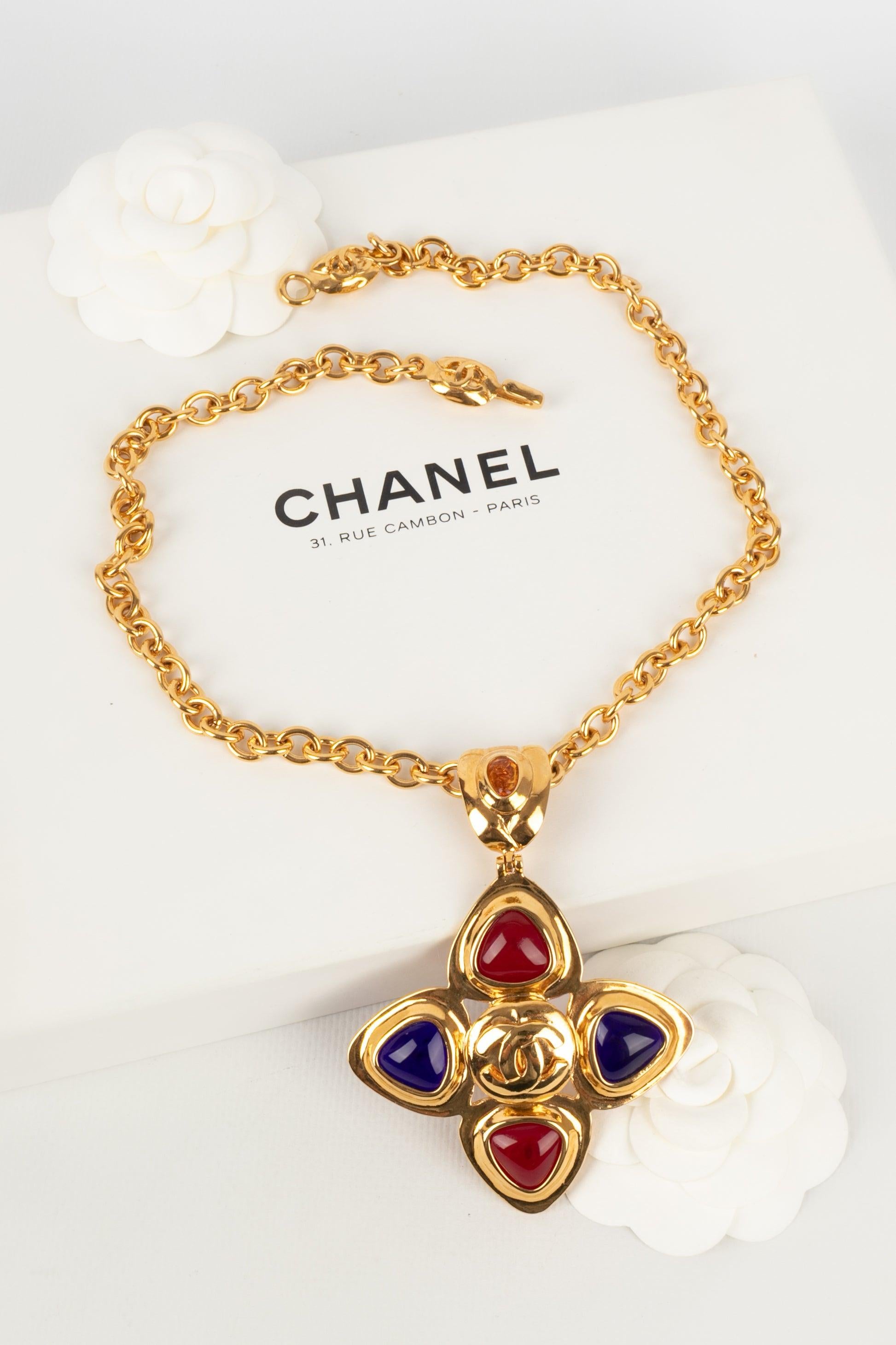 Chanel Golden Metal Necklace with a Blue and Red Glass Paste Pendant, 1997 4