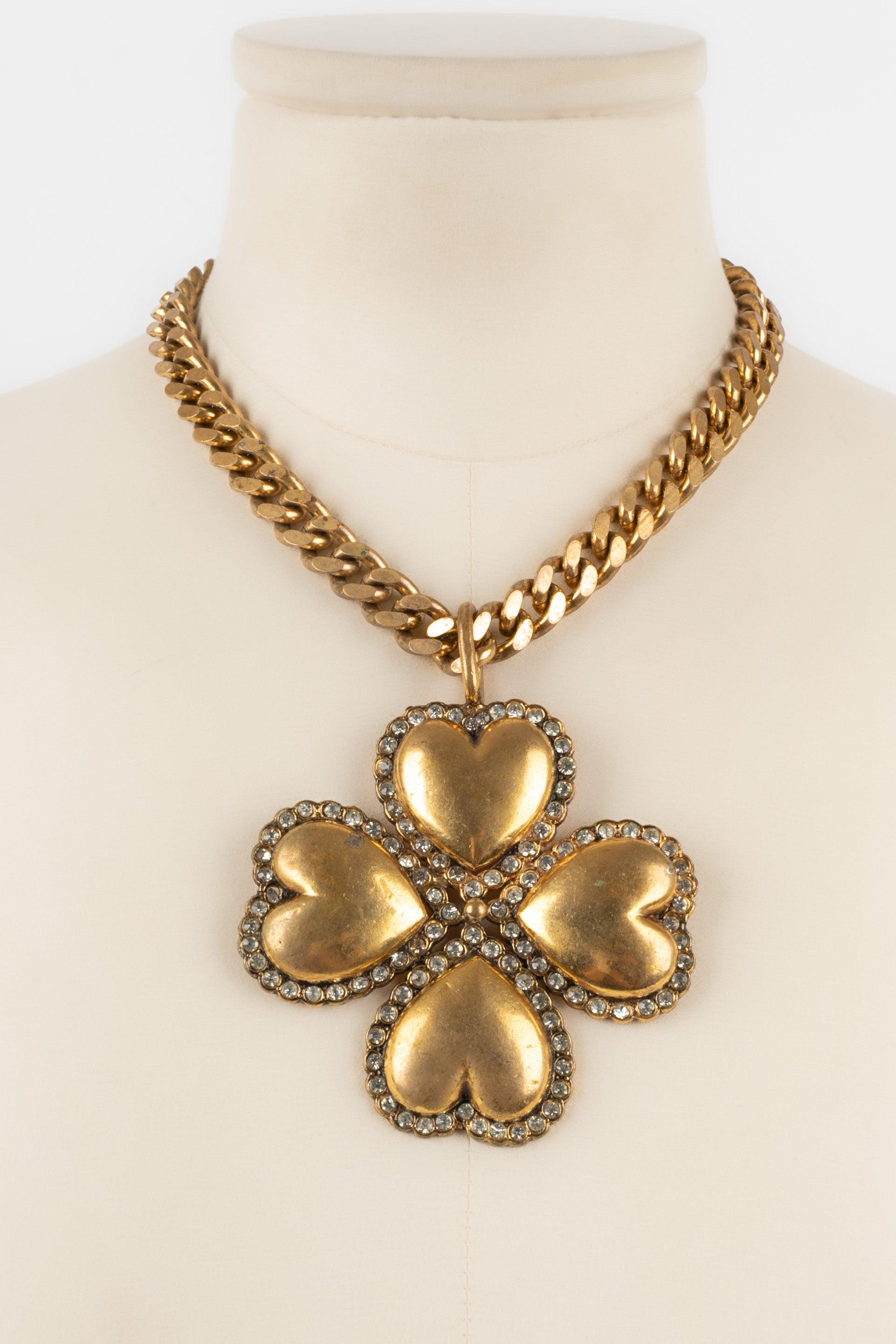 Chanel Golden Metal Necklace with a Four-leaf Clover-shaped Pendant, 1980s In Excellent Condition For Sale In SAINT-OUEN-SUR-SEINE, FR
