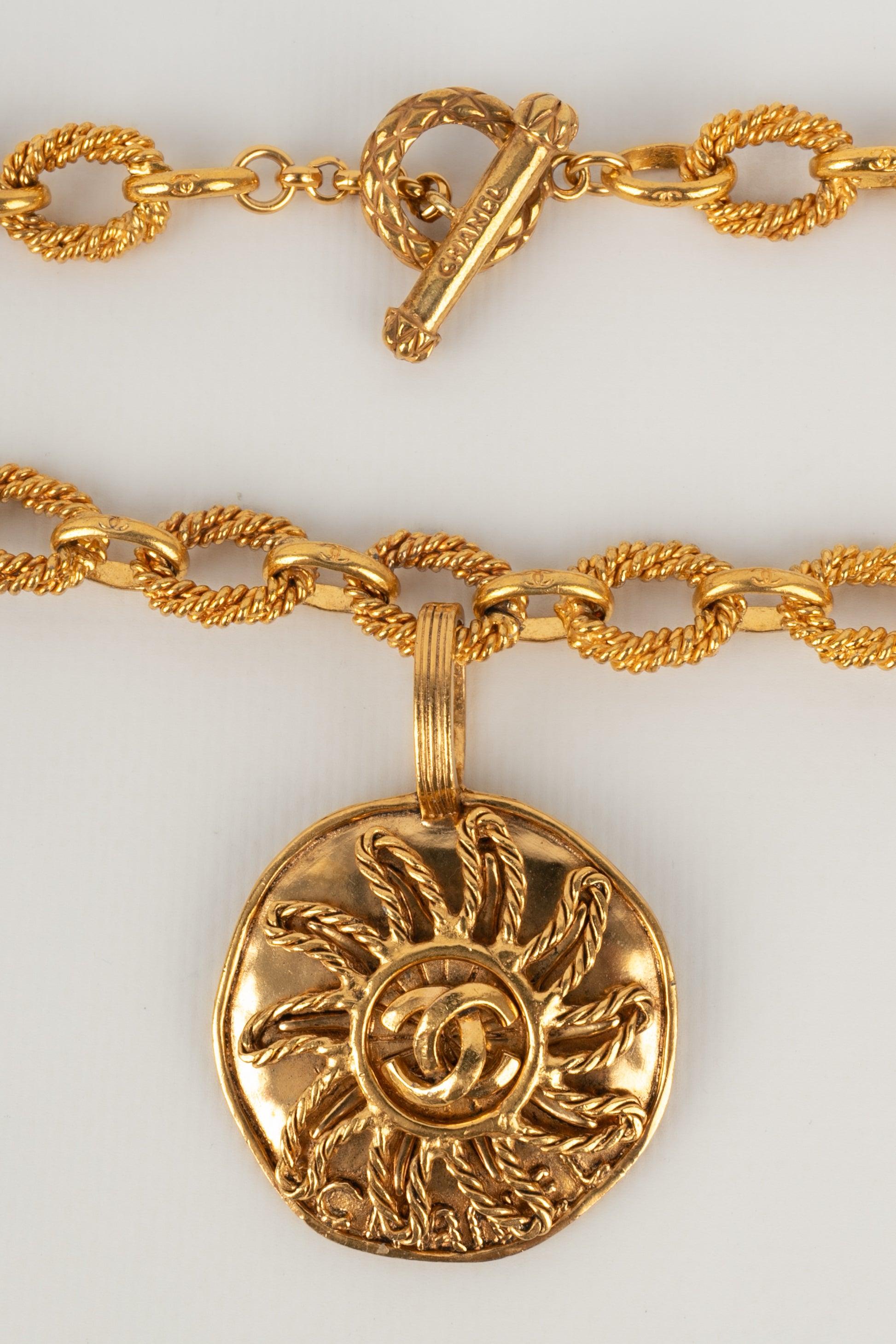 Chanel (Made in France) Golden metal necklace with a sun pendant. 1993 Fall-Winter Collection.

Additional Information:
Condition: Very good condition
Dimensions: Length: 83 cm
Period: 20th Century

Seller Reference: CB34