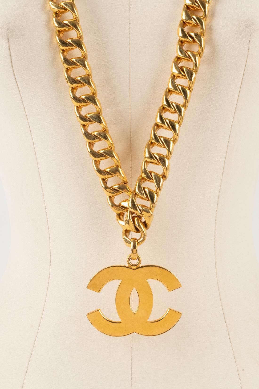 Chanel - (Made in France) Goldenes Metallcollier mit einem cc-Anhänger. Collection'S Frühjahr-Sommer 1993 unter der künstlerischen Leitung von Karl Lagerfeld.

Zusätzliche Informationen:
Zustand: Sehr guter Zustand
Abmessungen: Länge: 94
