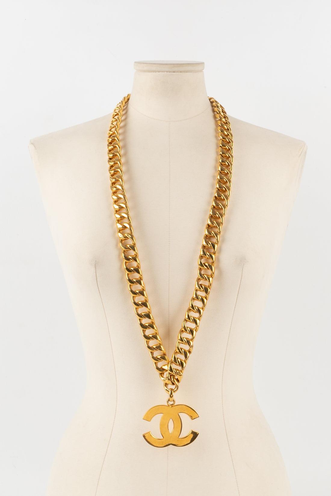 Chanel Golden Metal Necklace with CC Pendant, 1993 In Excellent Condition For Sale In SAINT-OUEN-SUR-SEINE, FR