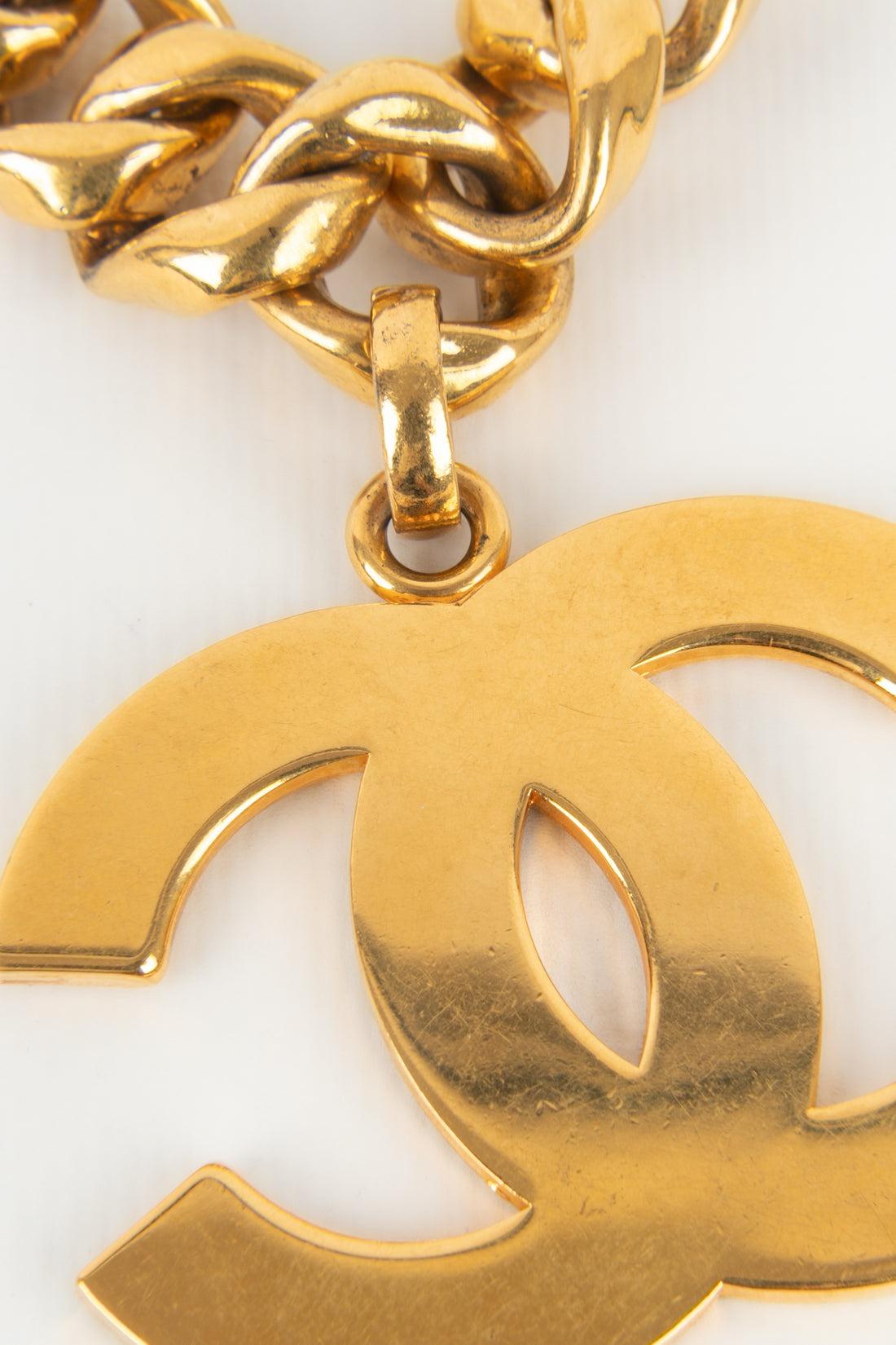 Chanel Goldene Metallhalskette aus Metall mit CC-Anhänger, 1993 im Angebot 3