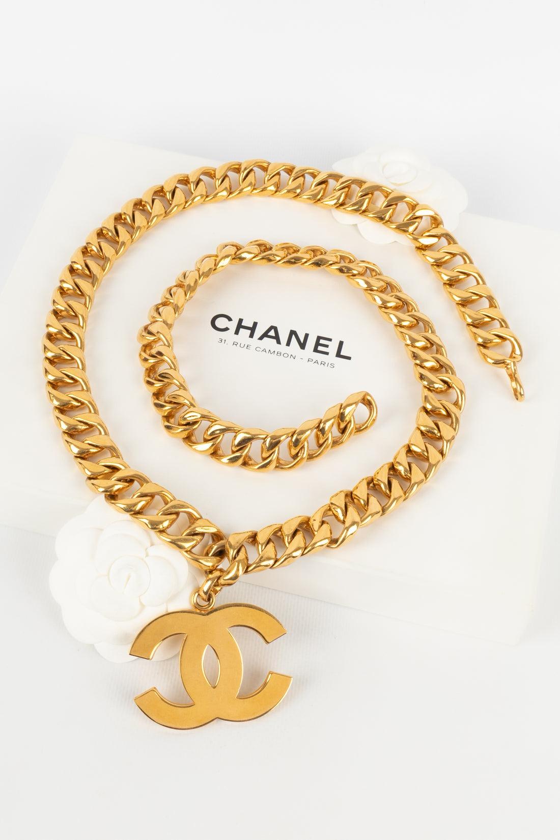 Chanel Goldene Metallhalskette aus Metall mit CC-Anhänger, 1993 im Angebot 4