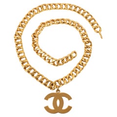 Chanel Goldene Metallhalskette aus Metall mit CC-Anhänger, 1993
