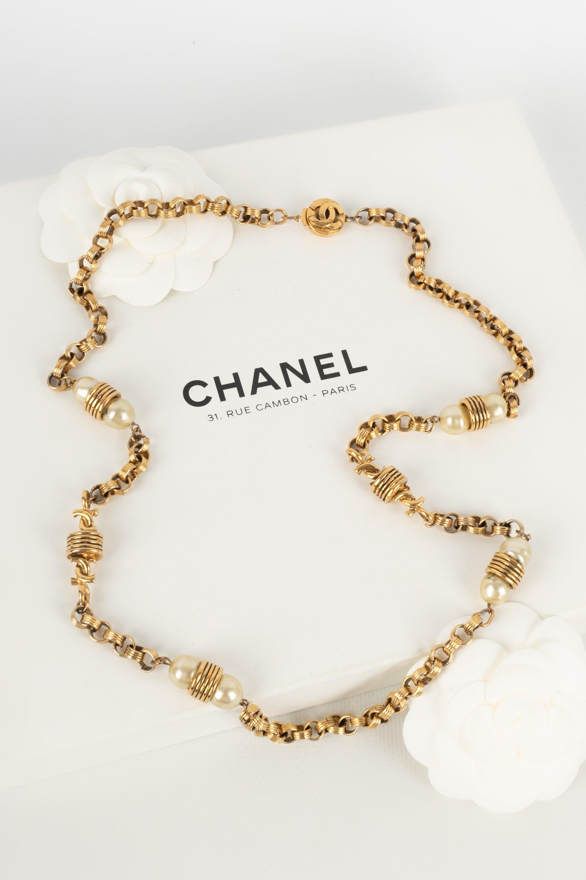 Chanel - Golden metal necklace with costume pearls. Jewelry from the 1980s.

Additional information:
Condition: Good condition
Dimensions: Length: 80 cm

Seller reference: CB55