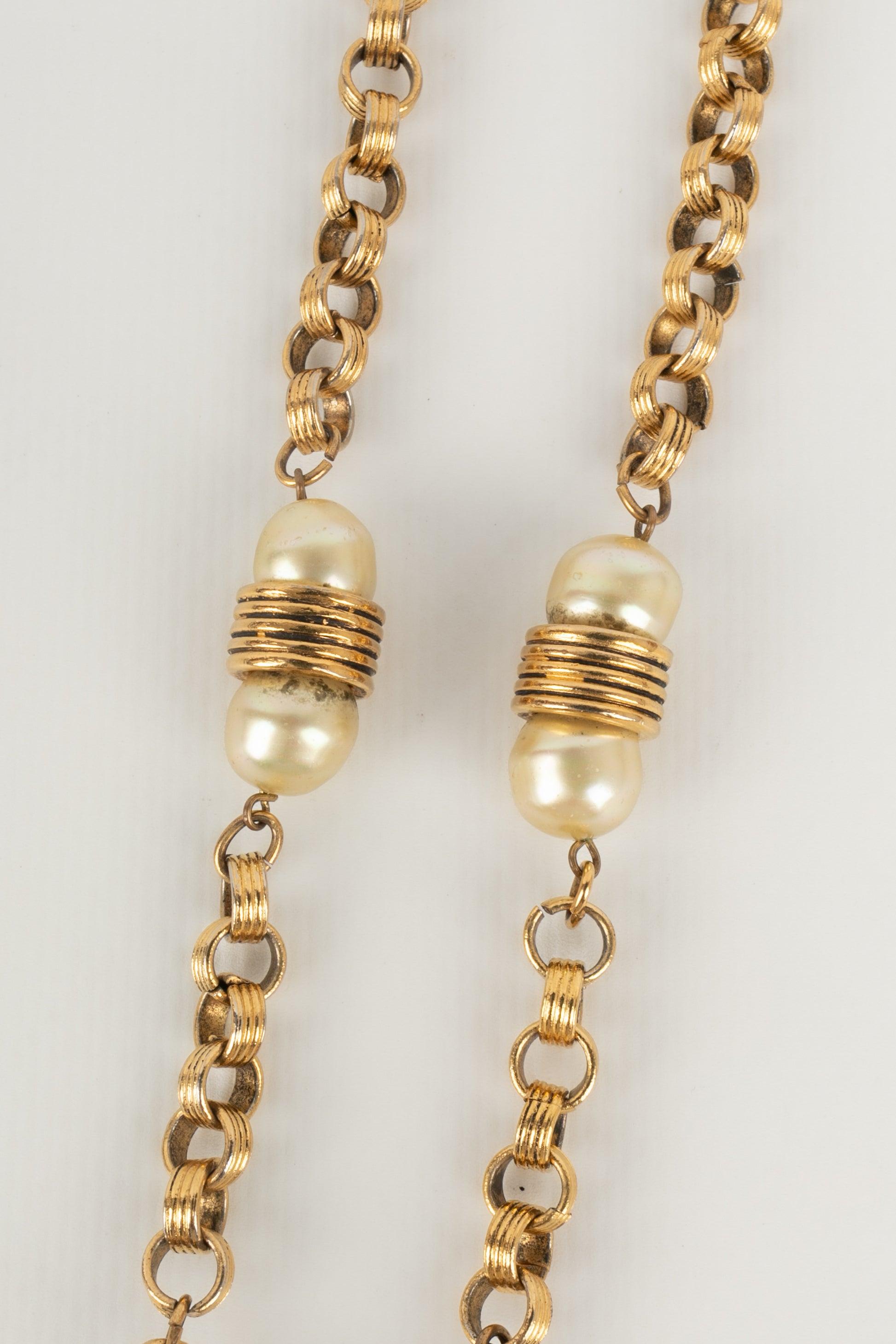 Chanel Golden Metal Necklace with Costume Pearls, 1980s For Sale 1