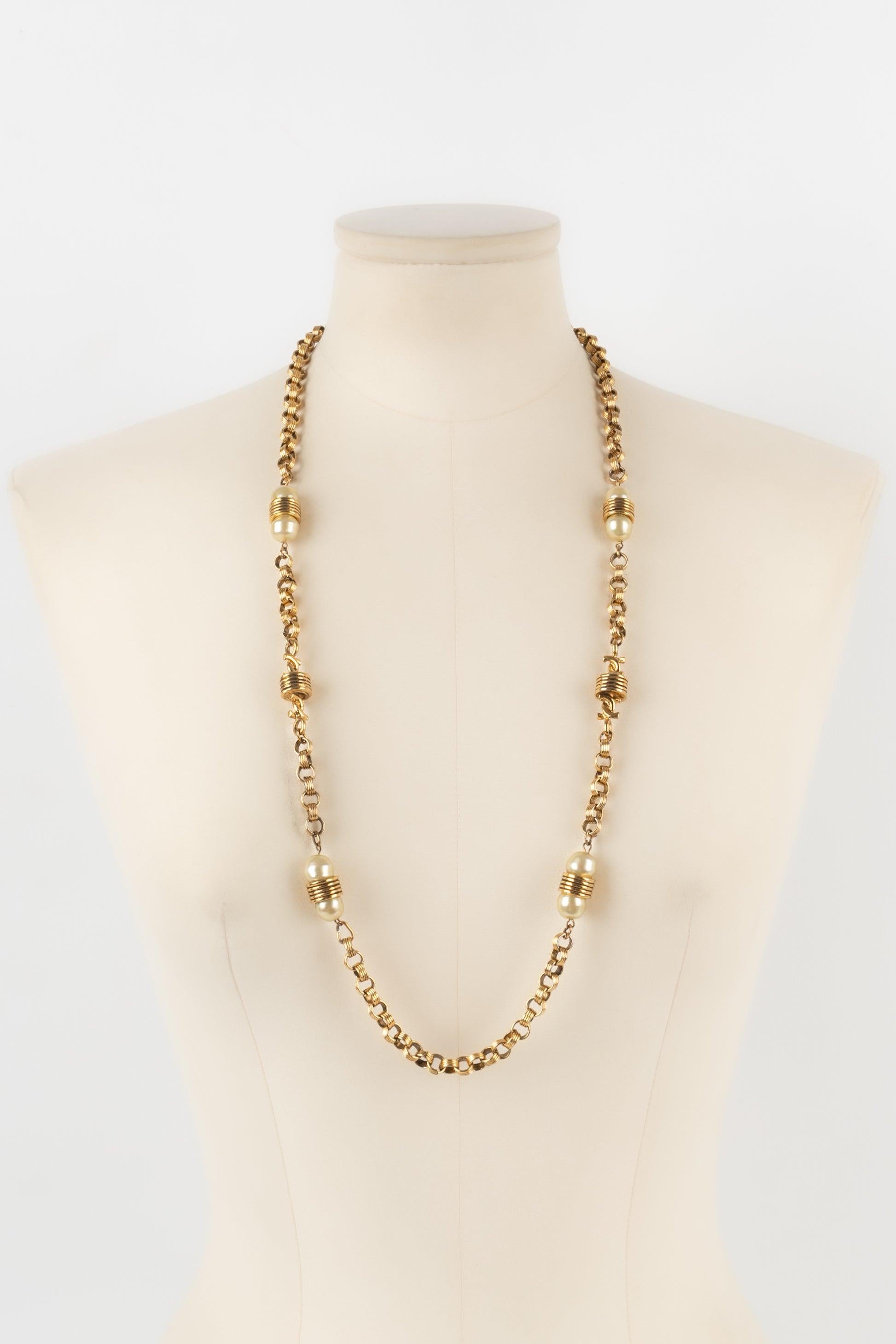 Chanel Golden Metal Necklace with Costume Pearls, 1980s For Sale 3