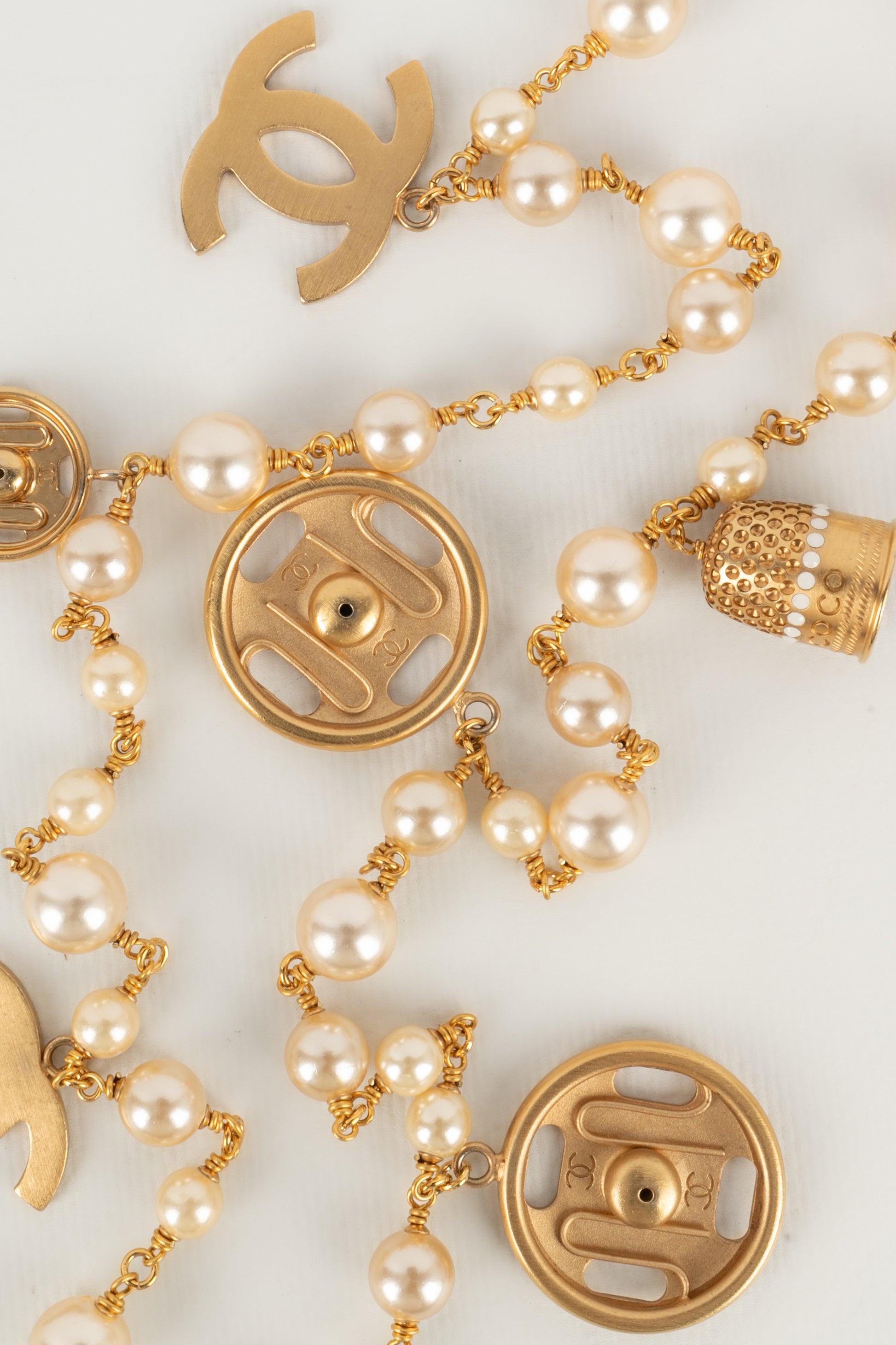 Chanel Golden Metal Necklace with Costume Pearls and Charms Fall, 2003 In Excellent Condition In SAINT-OUEN-SUR-SEINE, FR