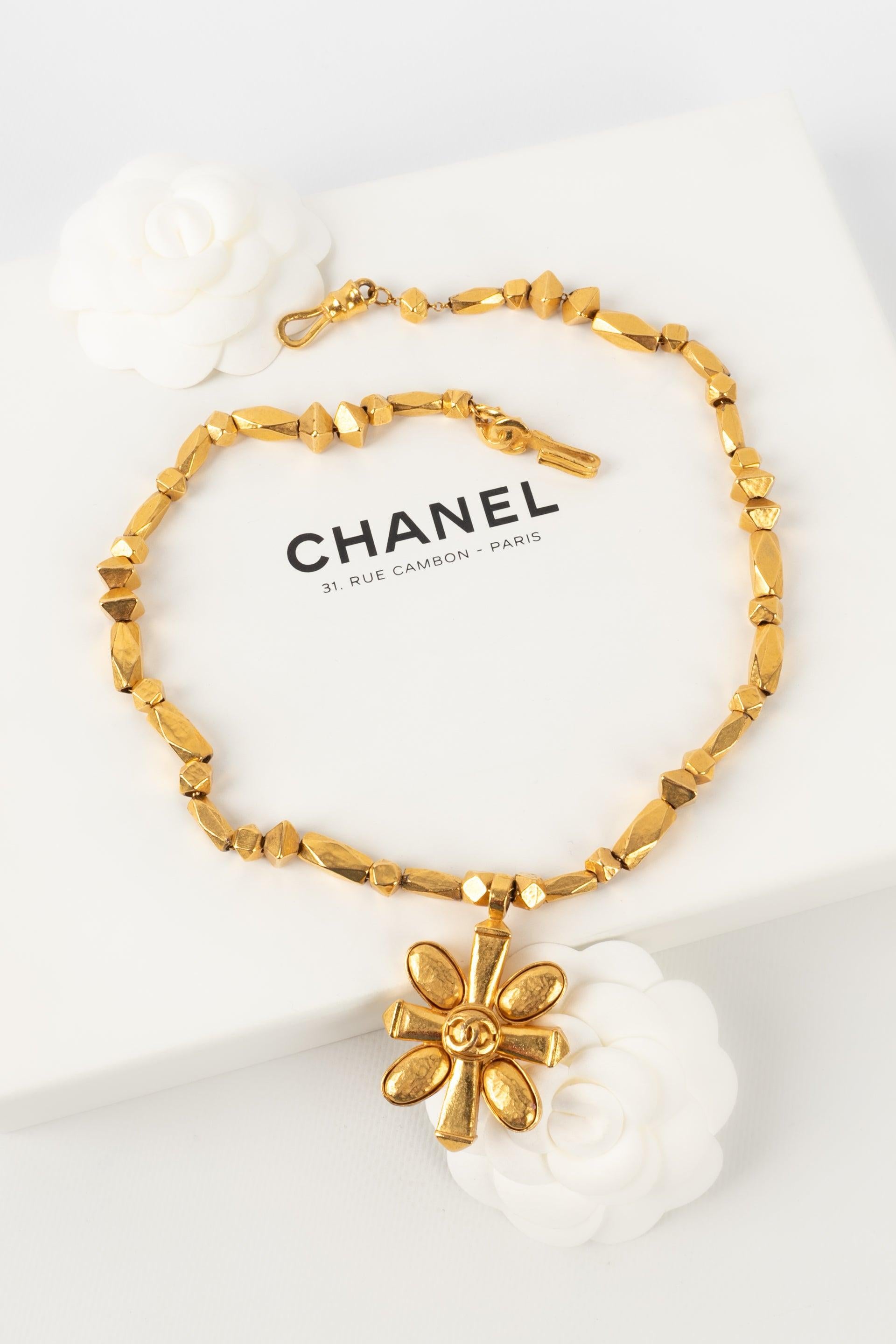 Chanel - (Made in France) Golden metal necklace with cross pendant. Fall-Winter 1997 Collection.

Additional information:
Condition: Very good condition
Dimensions: Length: 55 cm

Seller Reference: CB225