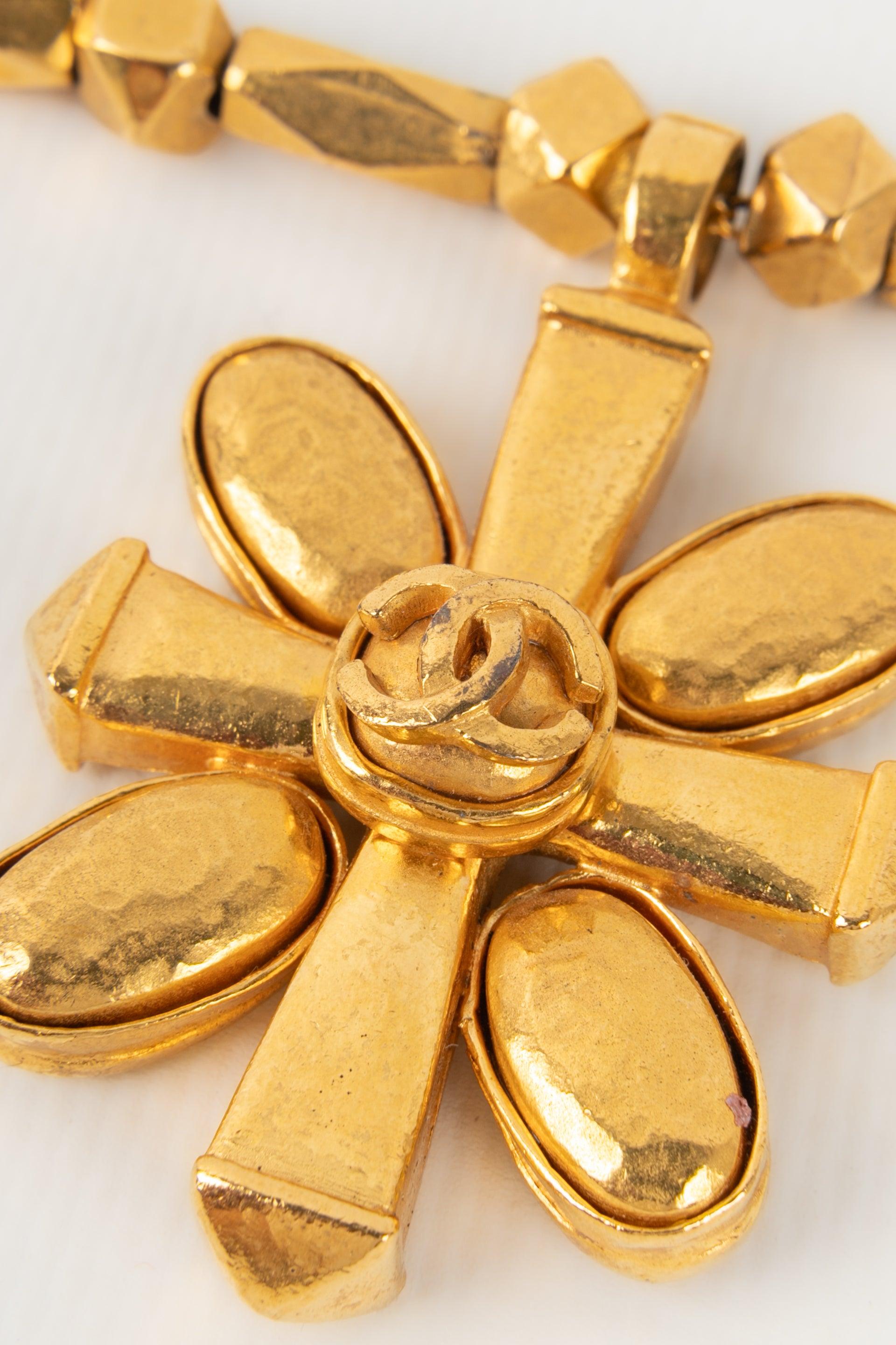 Chanel Golden Metal Necklace with Cross Pendant, Fall 1997 In Excellent Condition In SAINT-OUEN-SUR-SEINE, FR