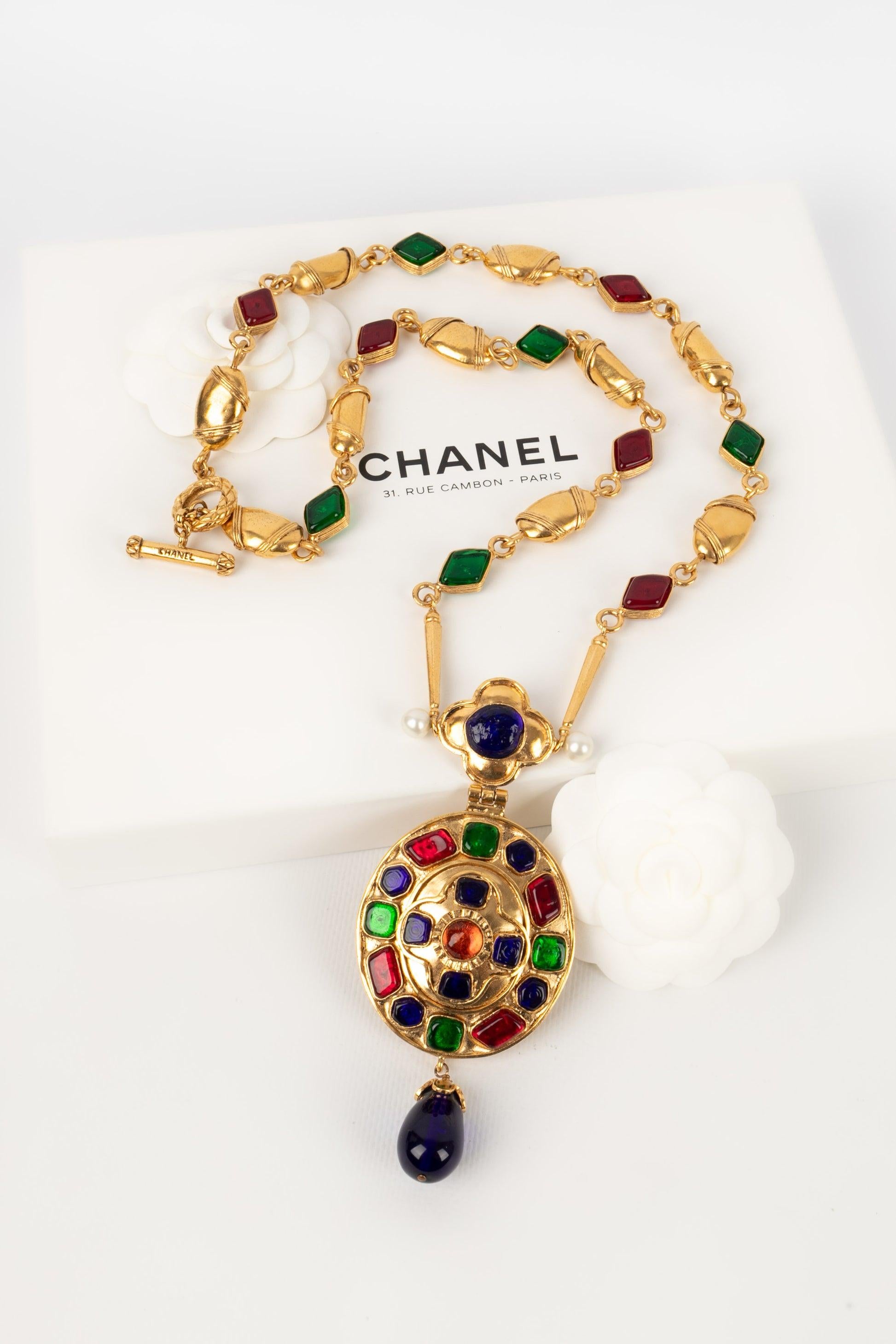 Chanel - (Made in France) Golden metal necklace with glass paste cabochons. Fall-Winter 1994 Collection.

Additional information:
Condition: Very good condition
Dimensions: Length: 75 cm

Seller Reference: CB224
