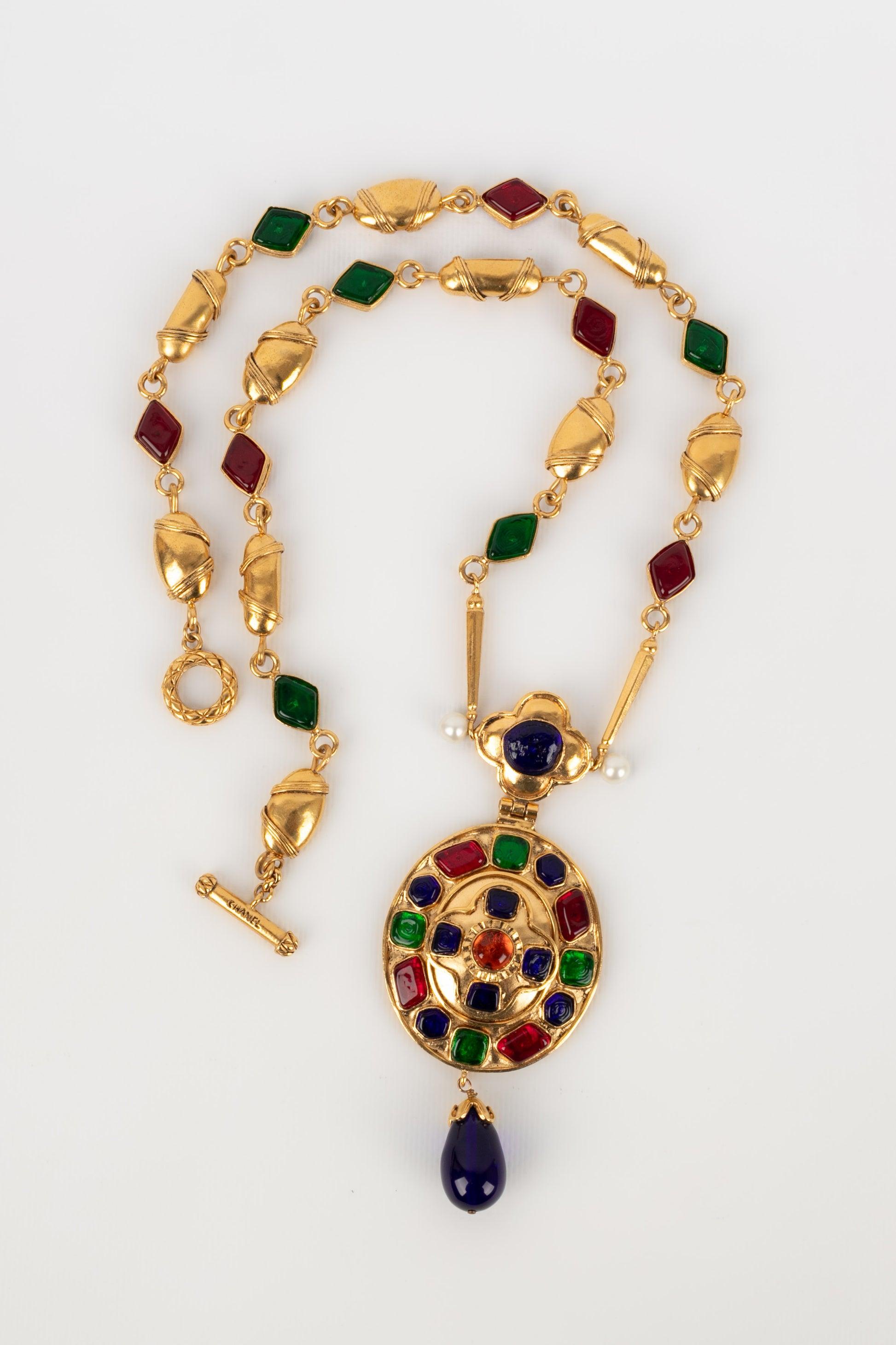 Chanel Golden Metal Necklace with Glass Paste Cabochons, Fall 1994 In Excellent Condition For Sale In SAINT-OUEN-SUR-SEINE, FR