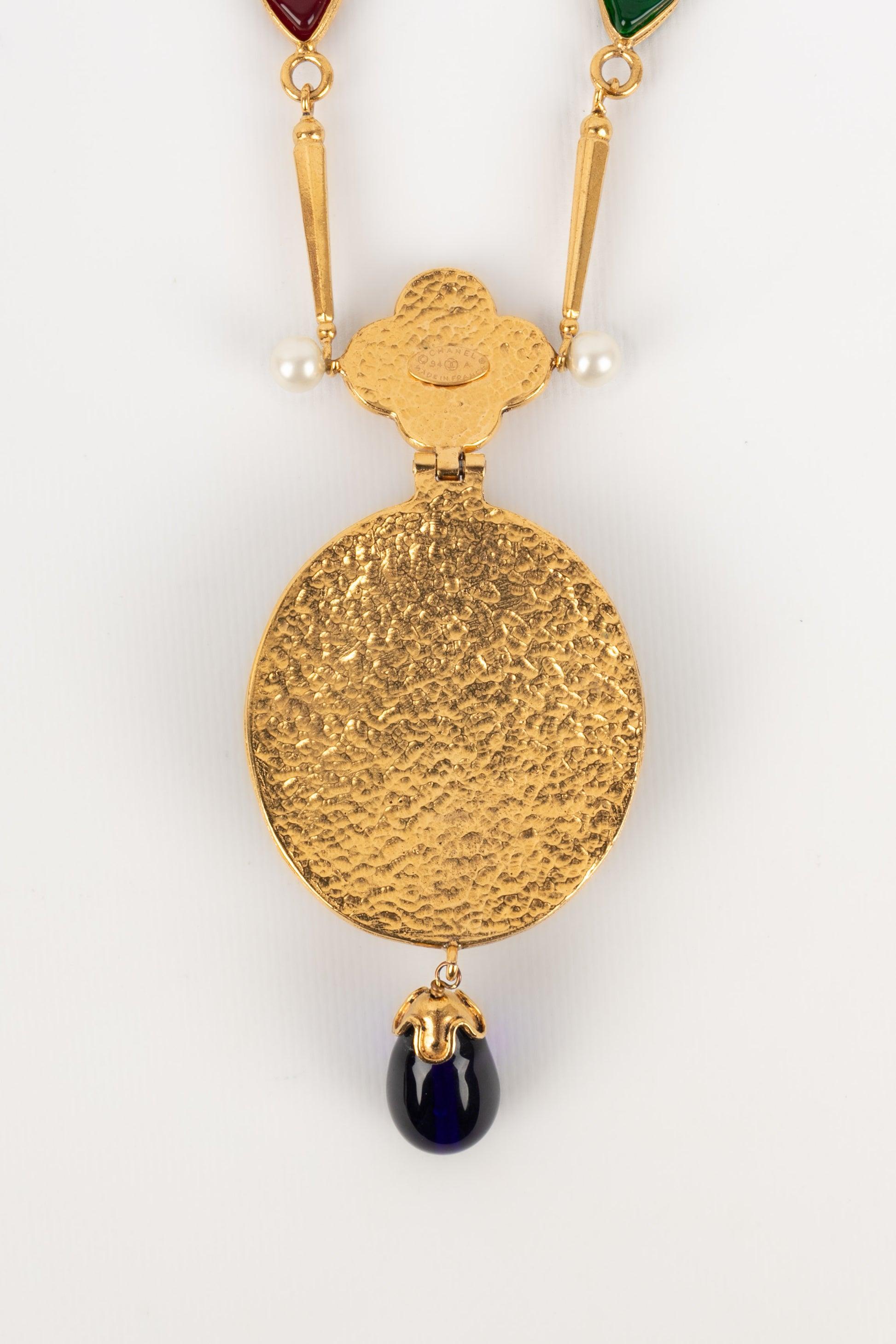 Chanel Golden Metal Necklace with Glass Paste Cabochons, Fall 1994 For Sale 1