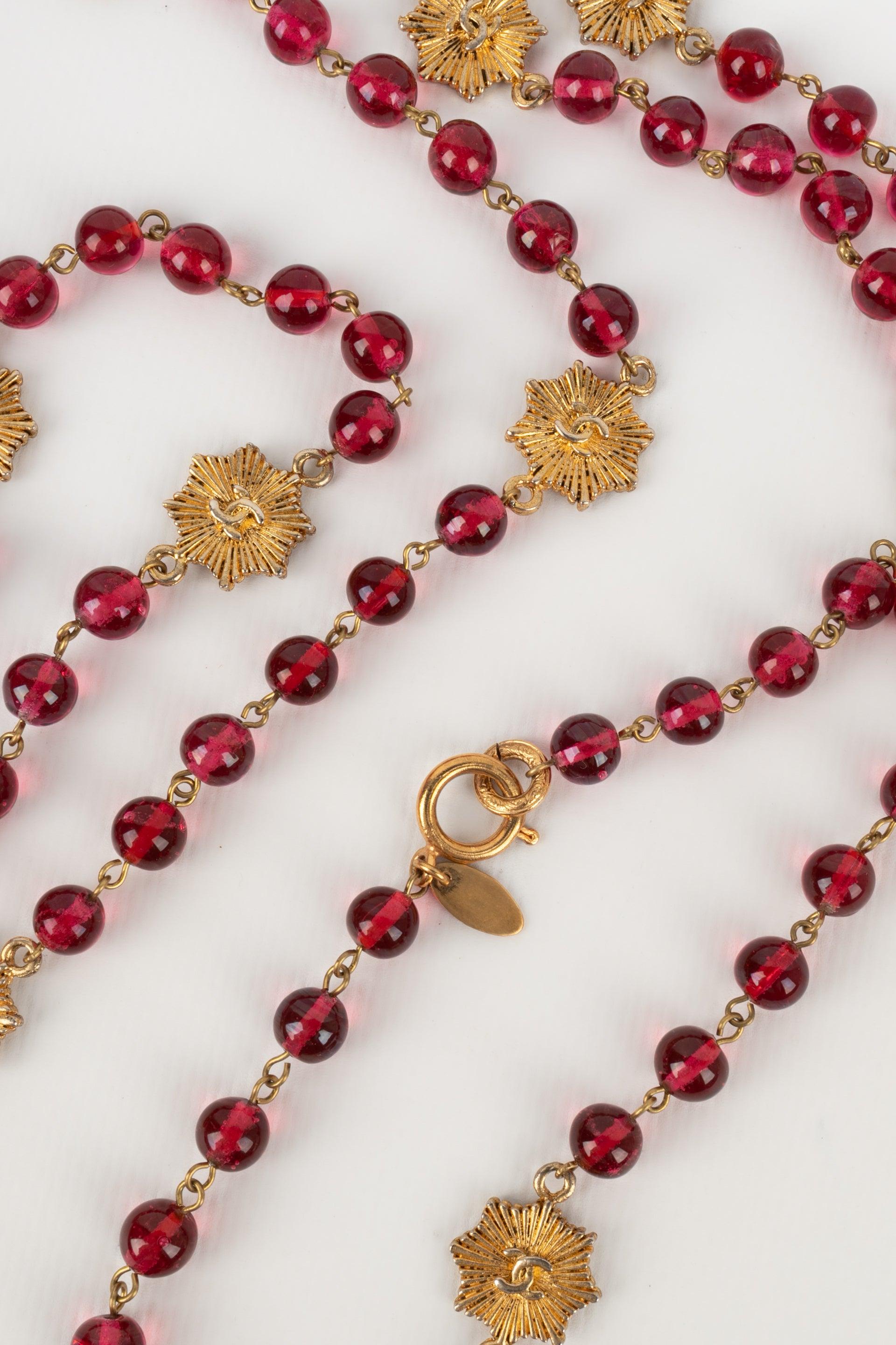 Chanel Halskette aus goldenem Metall mit Glasperlen und Glasperlen im Angebot 1