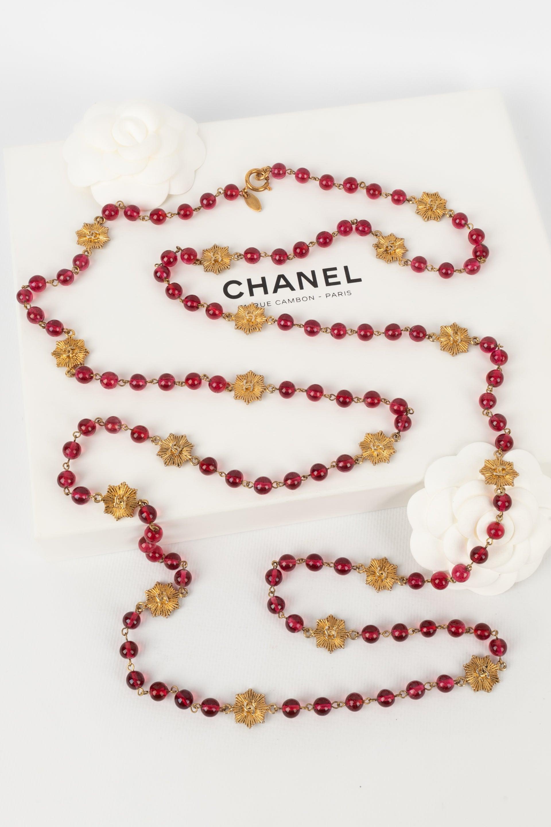 Chanel Golden Metal Necklace with Glass Pearls For Sale 2