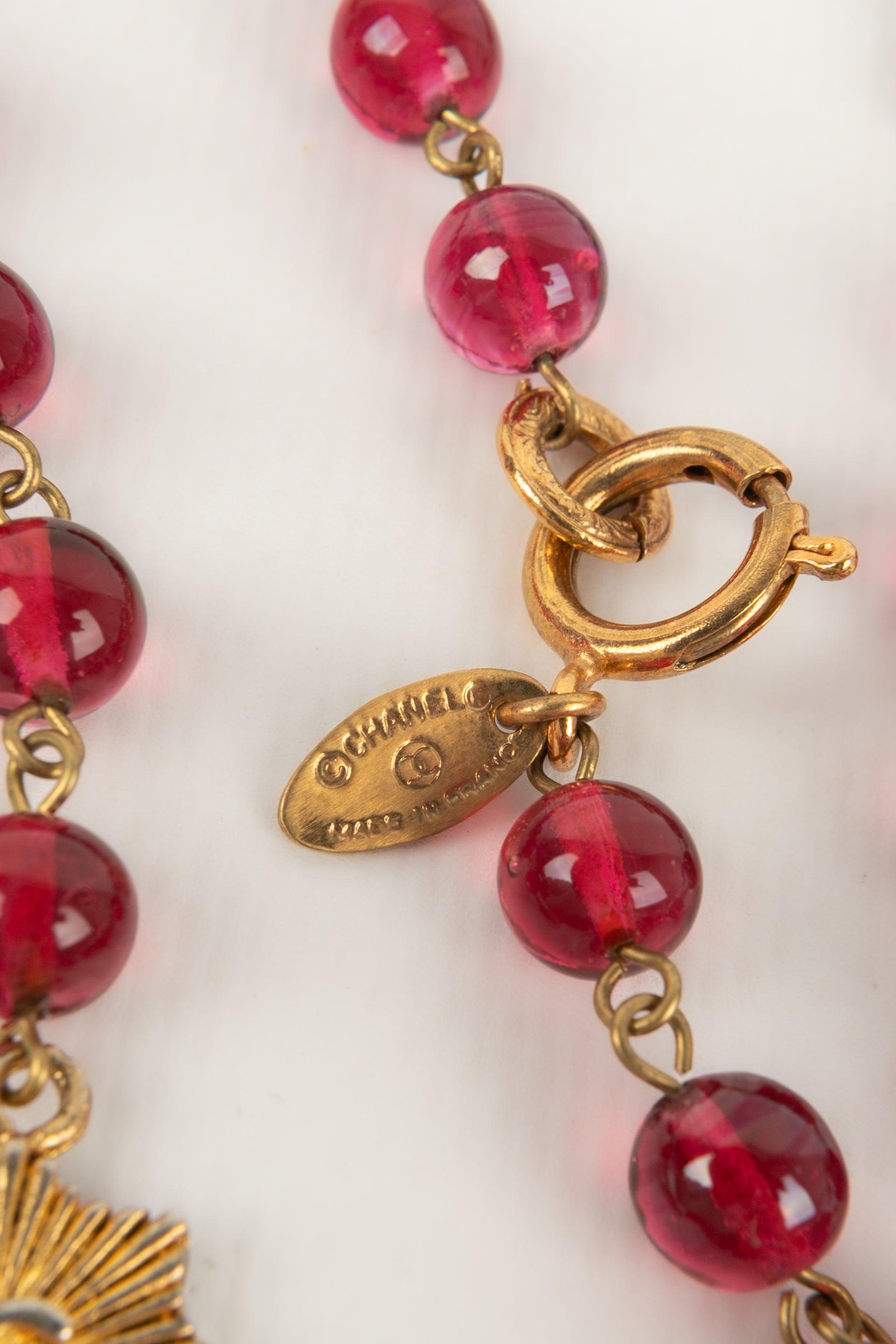 Chanel Halskette aus goldenem Metall mit Glasperlen und Glasperlen im Angebot 5