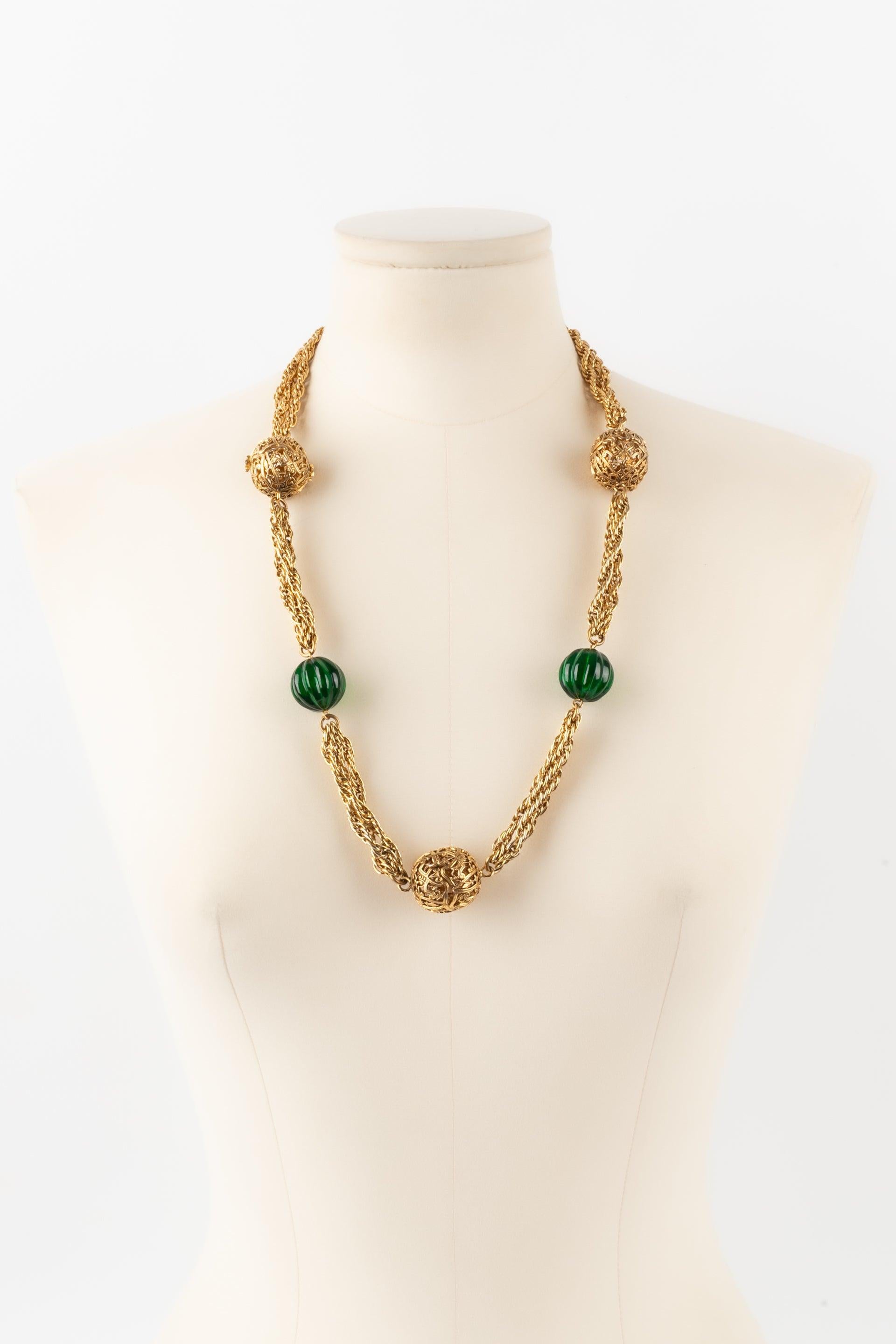 Chanel - (Made in France) Golden metal necklace with green pearls. 1984 Collection.

Additional information:
Condition: Very good condition
Dimensions: Length: 70 cm

Seller Reference: CB207
