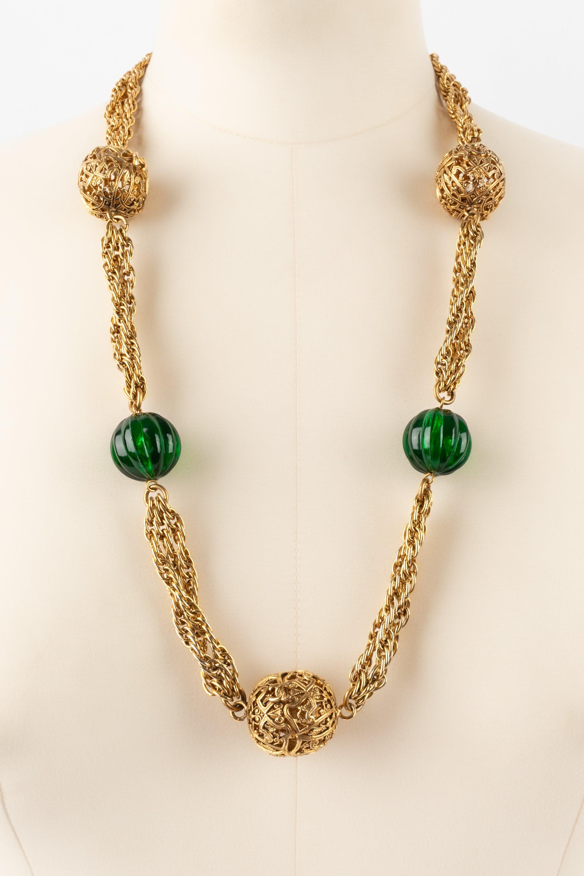 Chanel Golden Metal Necklace with Green Pearls, 1984 In Excellent Condition For Sale In SAINT-OUEN-SUR-SEINE, FR