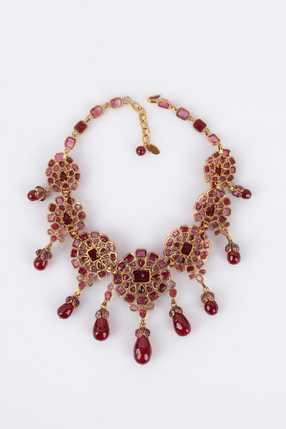 Chanel Golden Metal Necklace with Red Glass Paste, 1980s In Excellent Condition For Sale In SAINT-OUEN-SUR-SEINE, FR