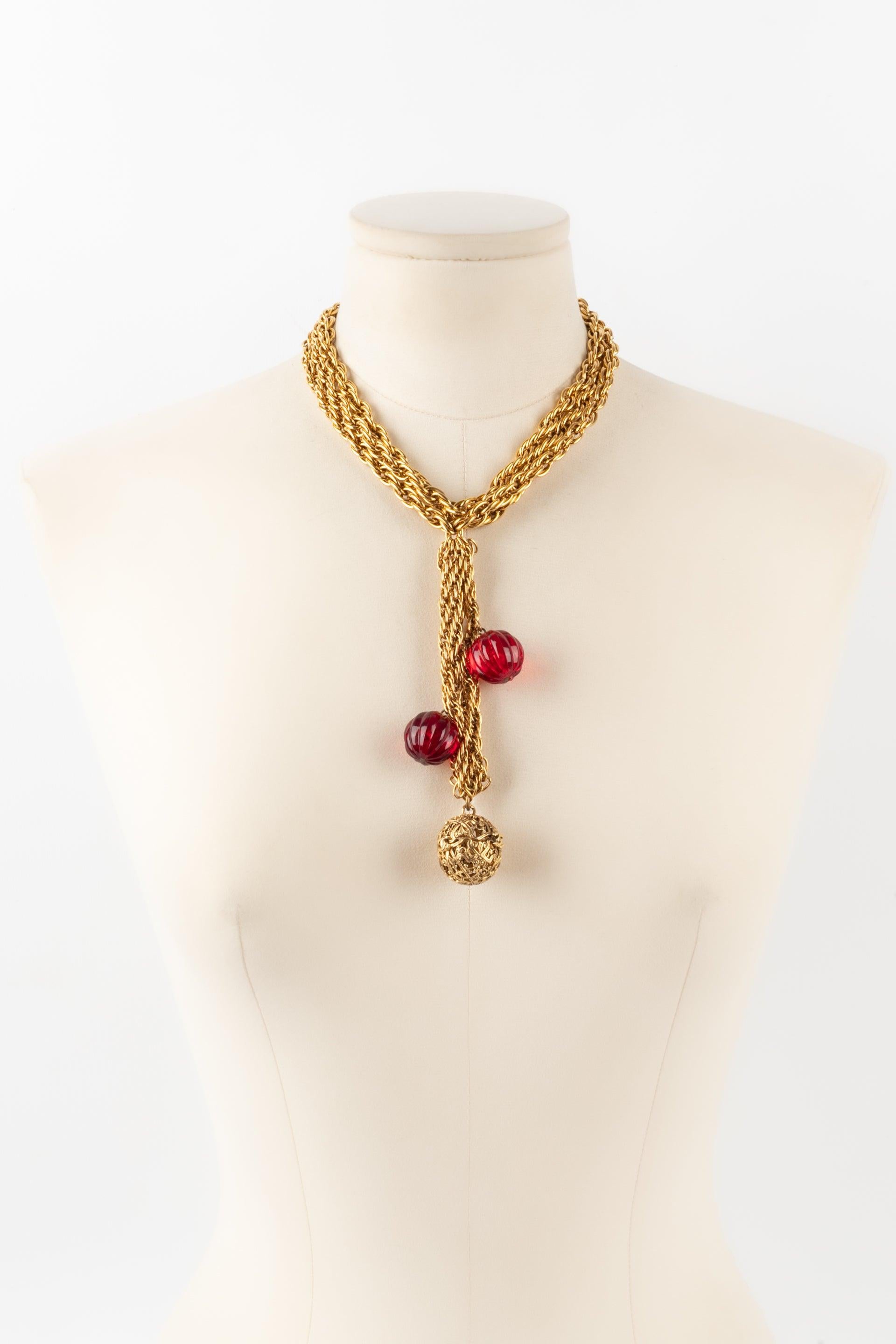 Chanel - (Made in France) Golden metal necklace with red pearls. 1984 Collection.

Additional information:
Condition: Very good condition
Dimensions: Length: 42 cm

Seller Reference: CB208