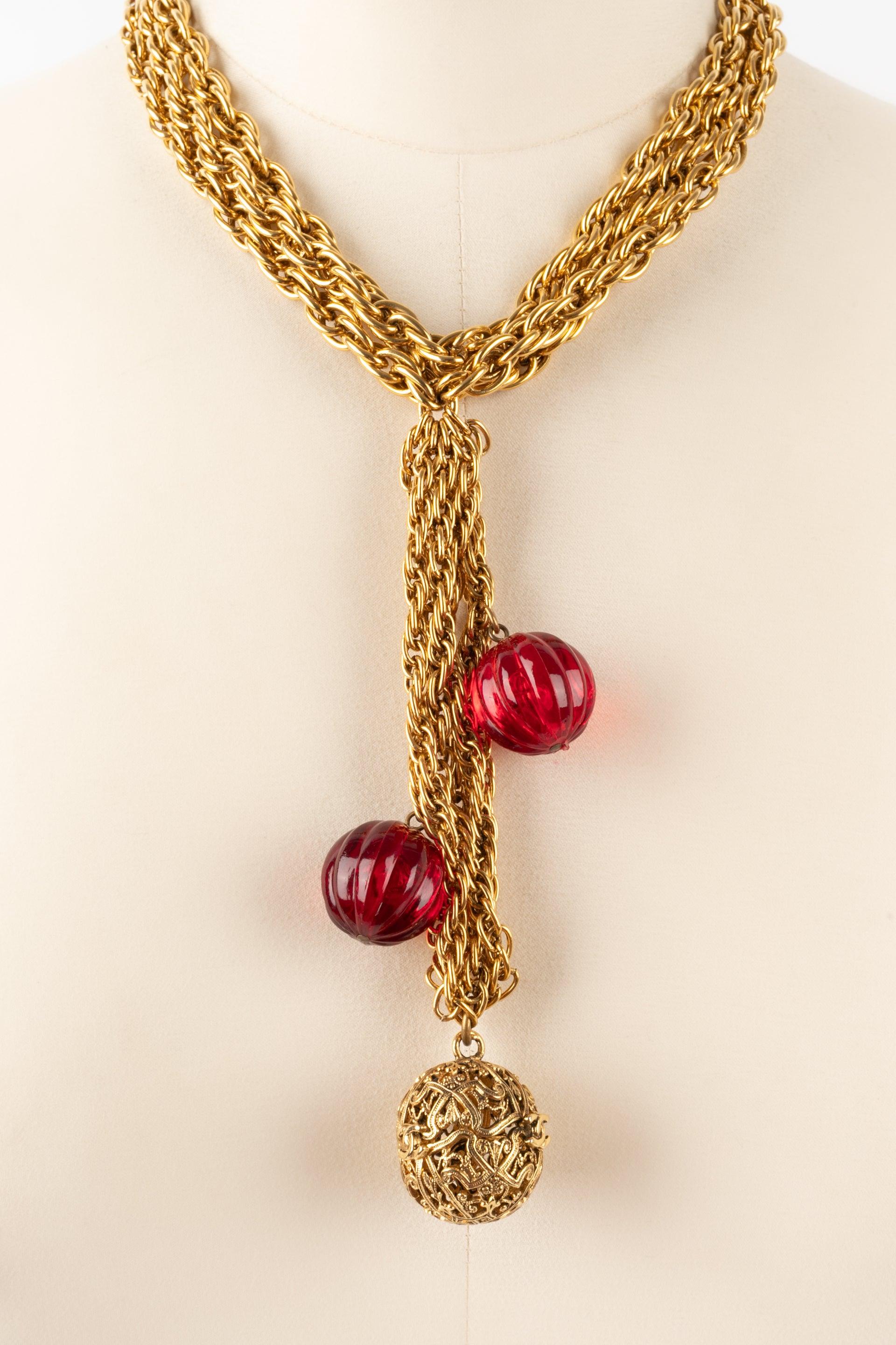 Chanel Golden Metal Necklace with Red Pearls, 1984 In Excellent Condition For Sale In SAINT-OUEN-SUR-SEINE, FR