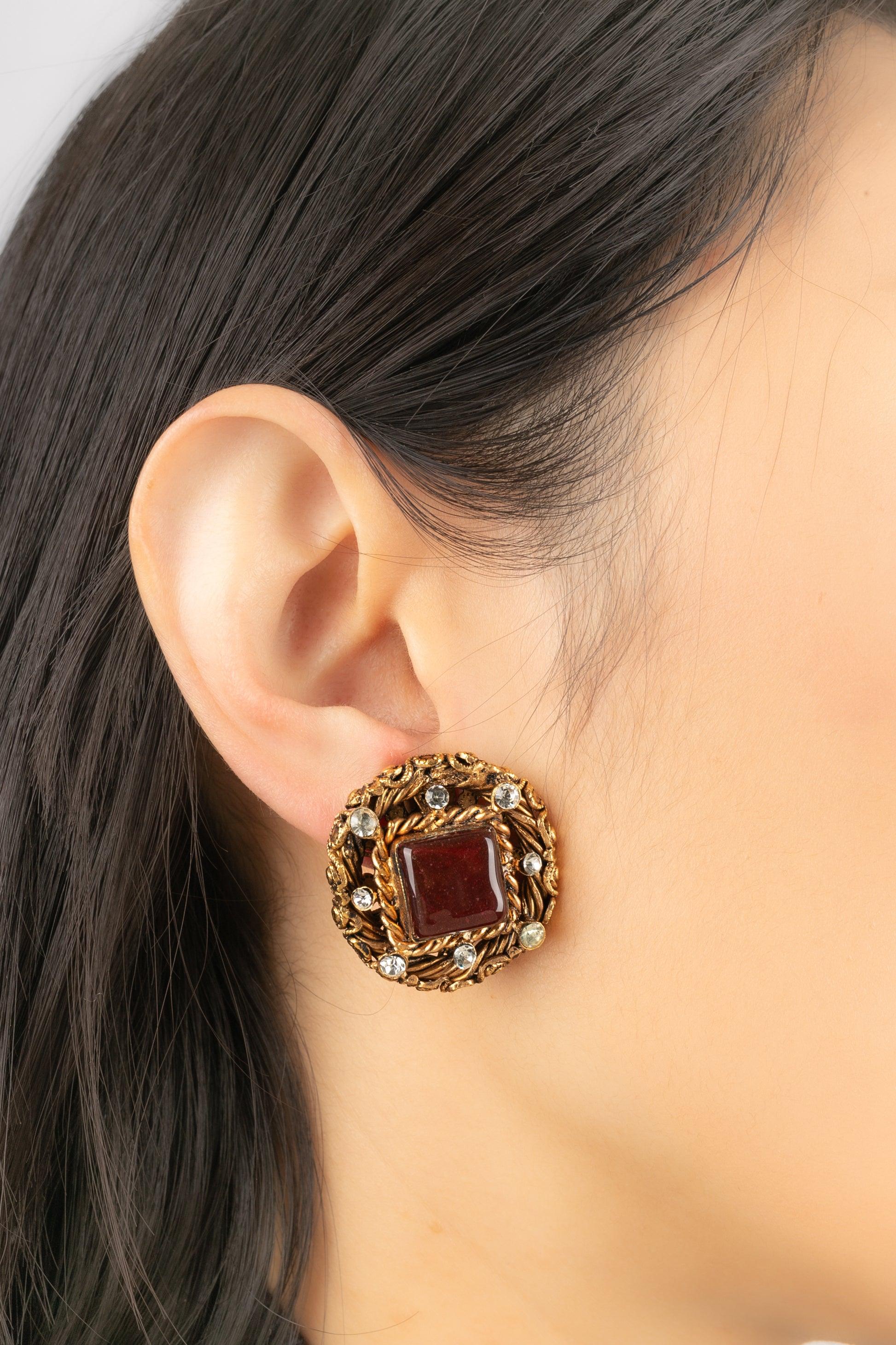 Chanel - (Made in France) Orecchini a clip in metallo dorato con strass e pasta di vetro rossa. Una Collection'S del 1983.

Informazioni aggiuntive:
Condizioni: Ottime condizioni
Dimensioni: Diametro: 3 cm
Periodo: 20° secolo

Riferimento del