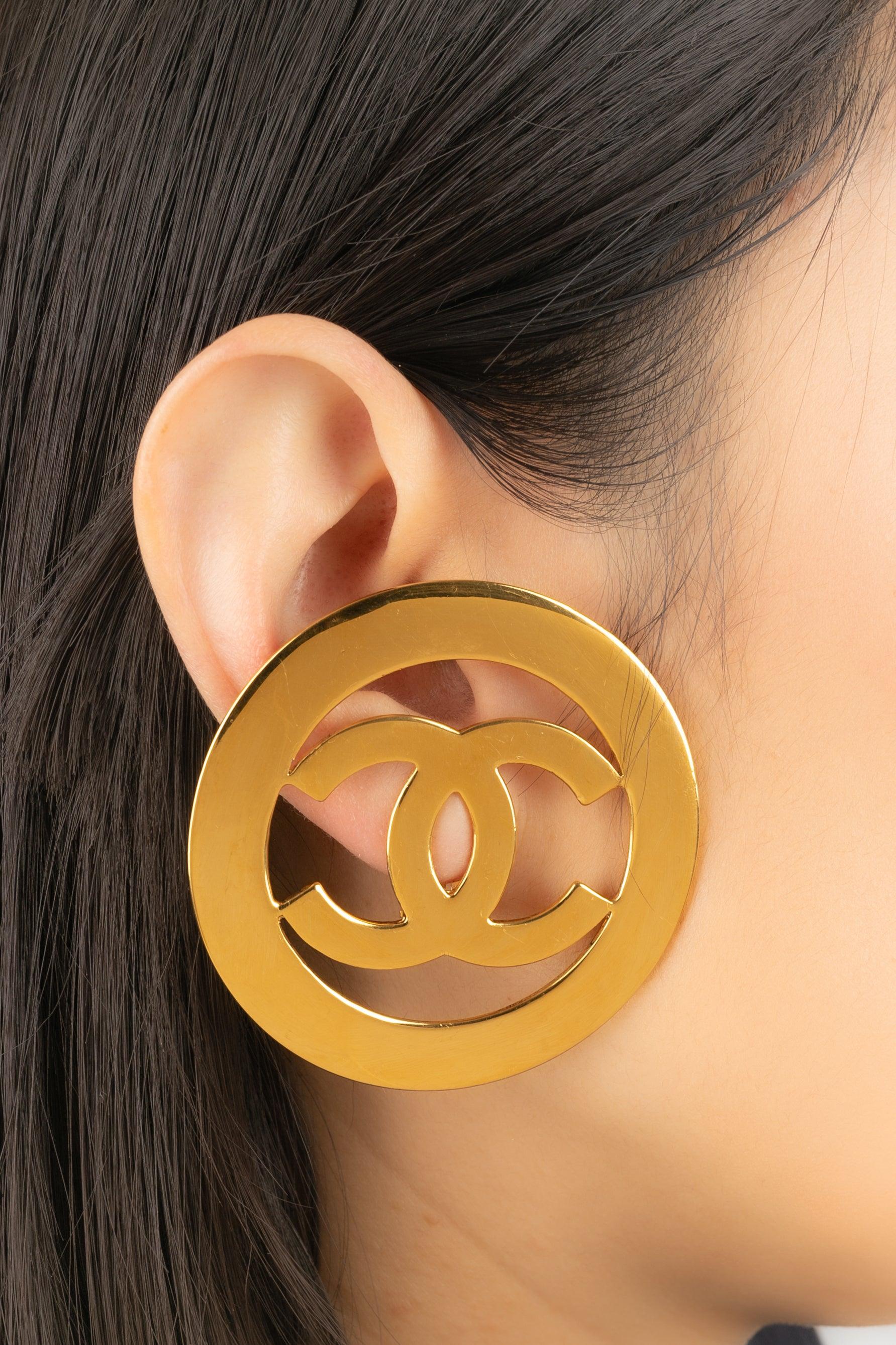 Women's Chanel Golden Metal Openwork Clip-on Earrings, 1991 For Sale