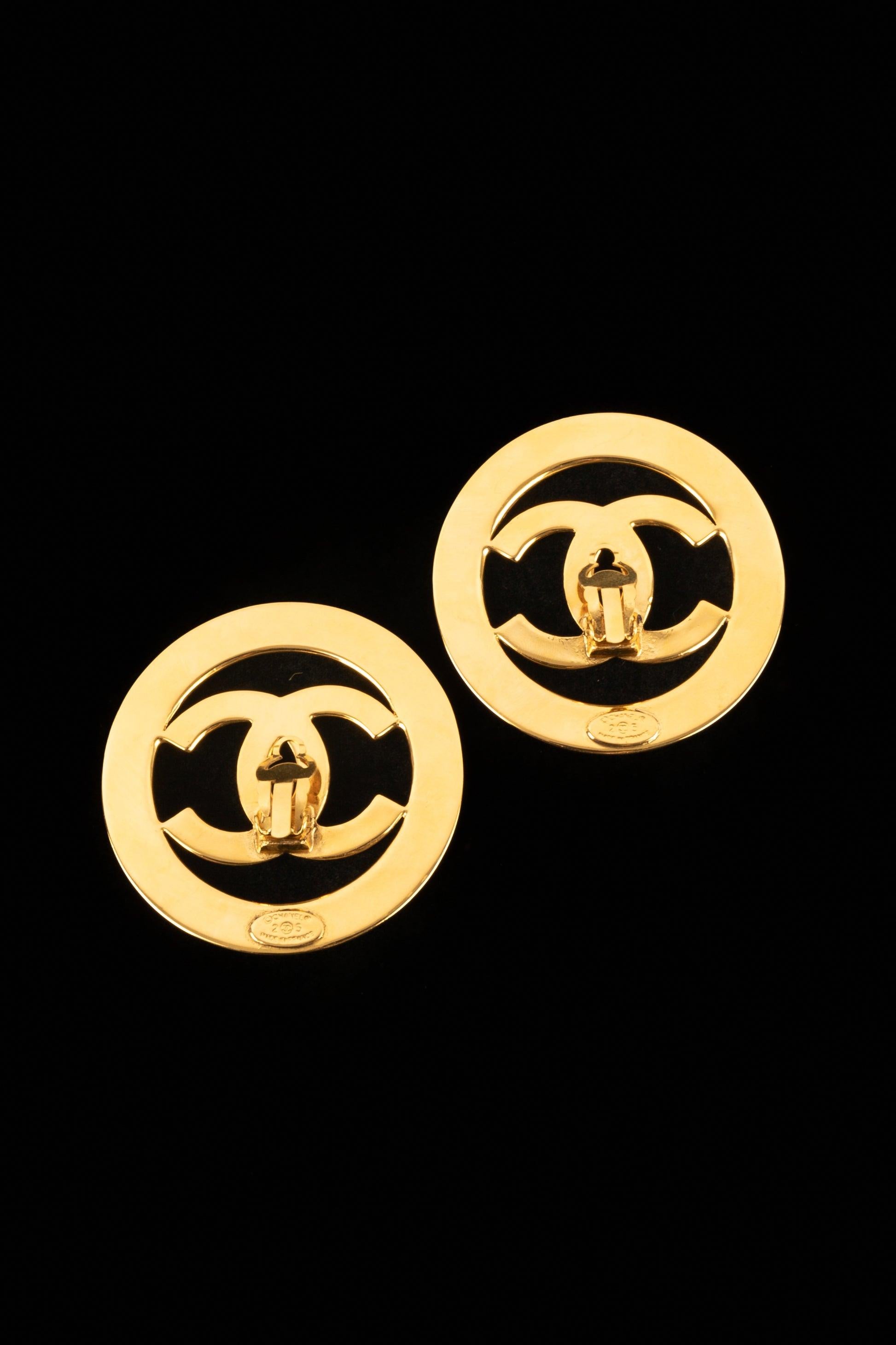 Chanel Golden Metal Openwork Clip-on Earrings, 1991 For Sale 3