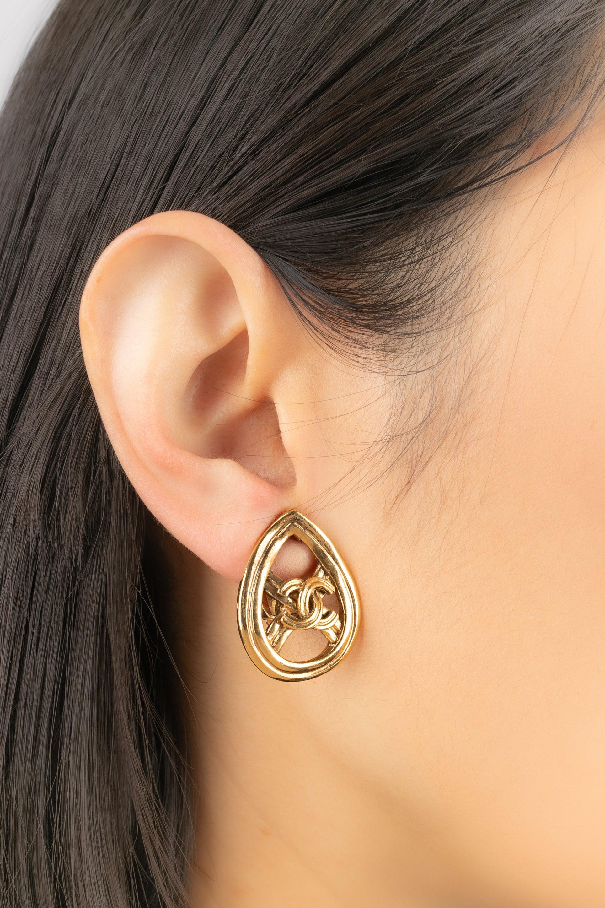 Chanel - (Made in France) Golden metal openwork earrings. 1996 Spring-Summer Collection, under the artistic direction of Karl Lagerfeld.

Additional information:
Condition: Very good condition
Dimensions: Height: 3 cm
Period: 20th Century

Seller