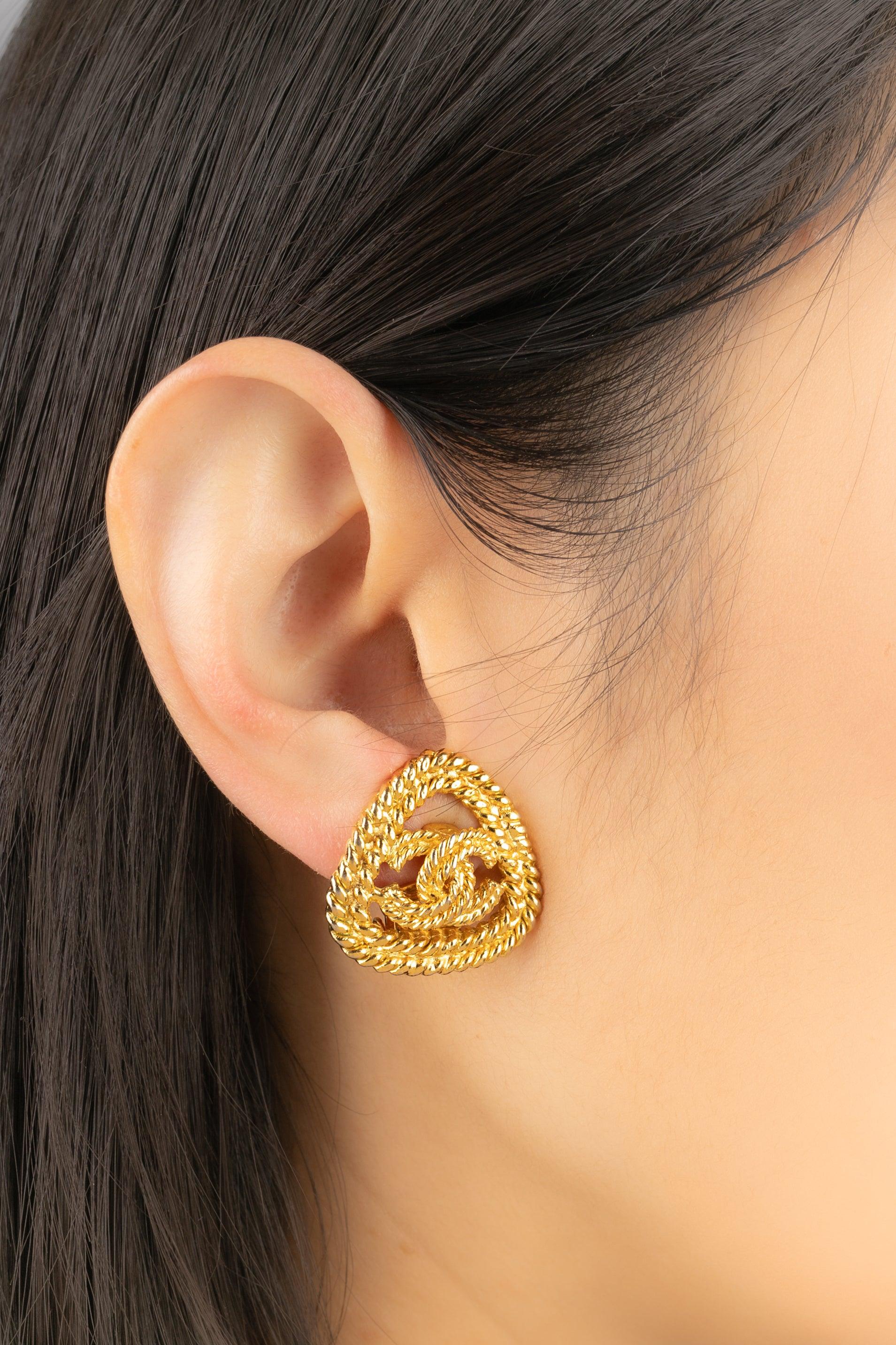 Chanel - (Made in France) Golden metal openwork earrings. 2cc8 Collection.

Additional information:
Condition: Very good condition
Dimensions: Height: 2.5 cm

Seller Reference: BOB116