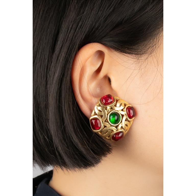 Chanel - (Made in France) Golden metal openwork earrings with glass paste. 2cc3 Collection.

Additional information:
Condition: Very good condition
Dimensions: Height: 3.3 cm

Seller Reference: BOB1BIS
