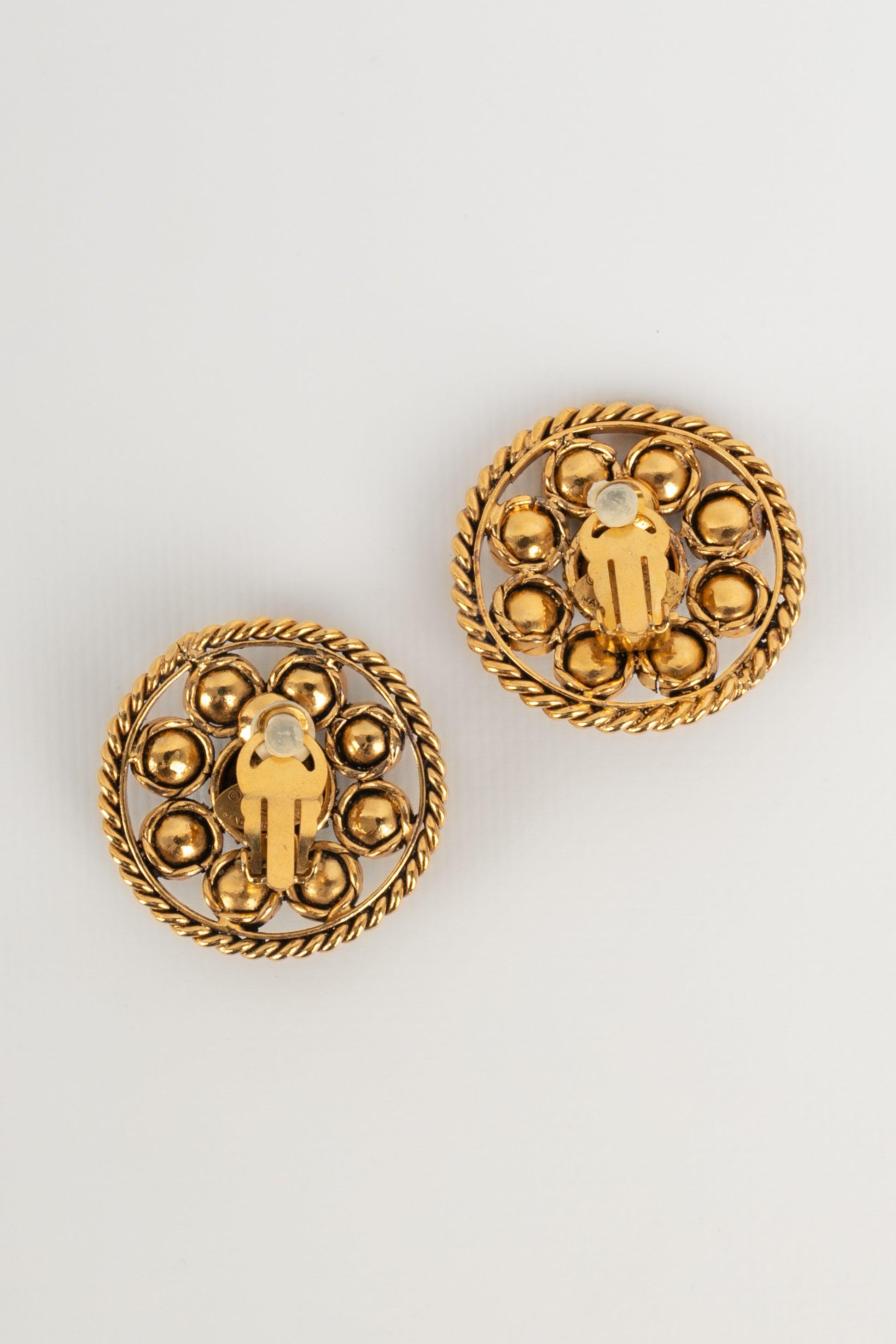 Chanel Goldene durchbrochene Metallohrringe mit Glaspalette im Zustand „Hervorragend“ im Angebot in SAINT-OUEN-SUR-SEINE, FR