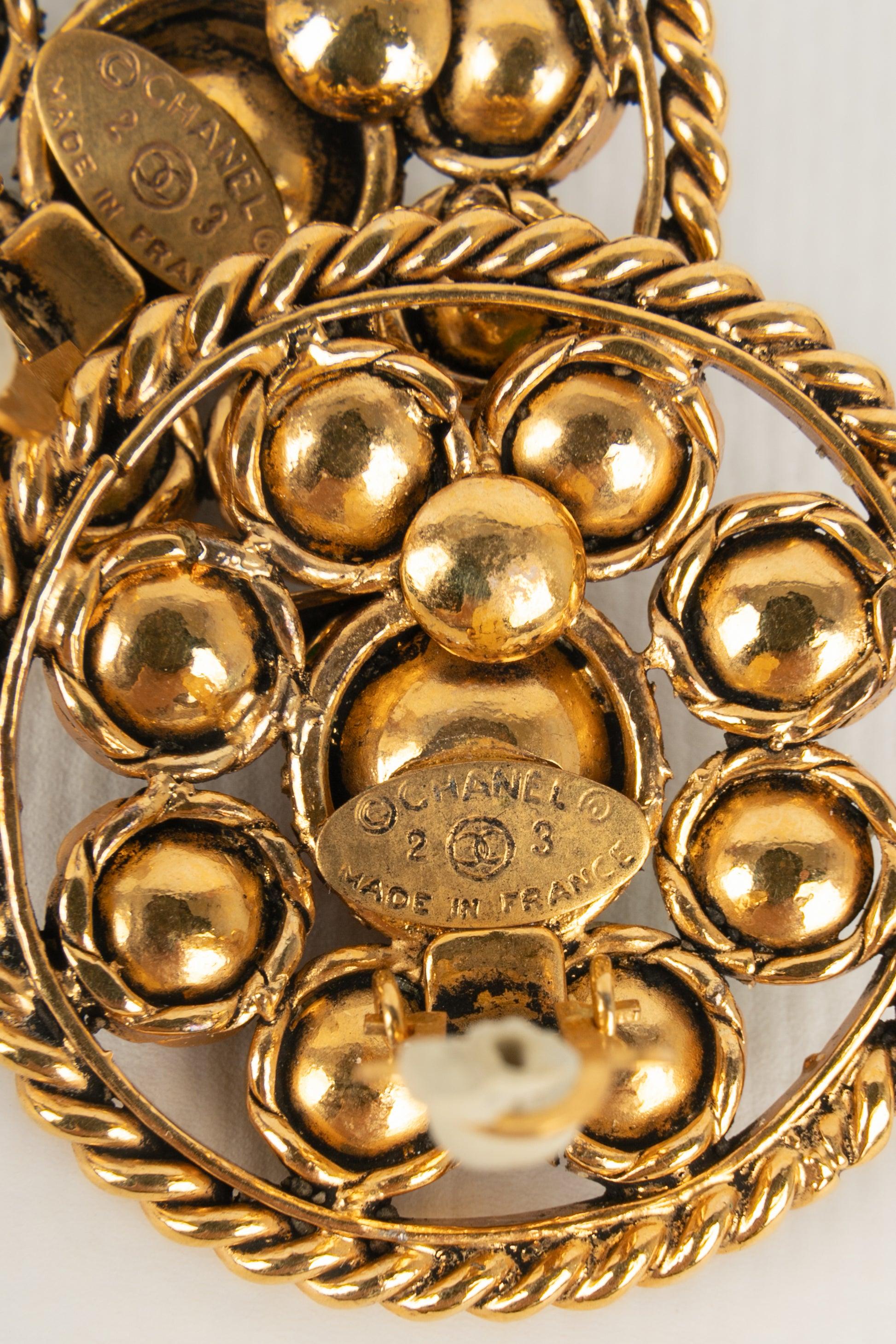 Chanel Goldene durchbrochene Metallohrringe mit Glaspalette im Angebot 2