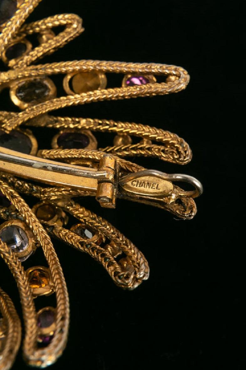 Chanel Goldene Metall-Anhänger-Brosche mit mehrfarbigen Strasssteinen, geschnitzt im Angebot 1