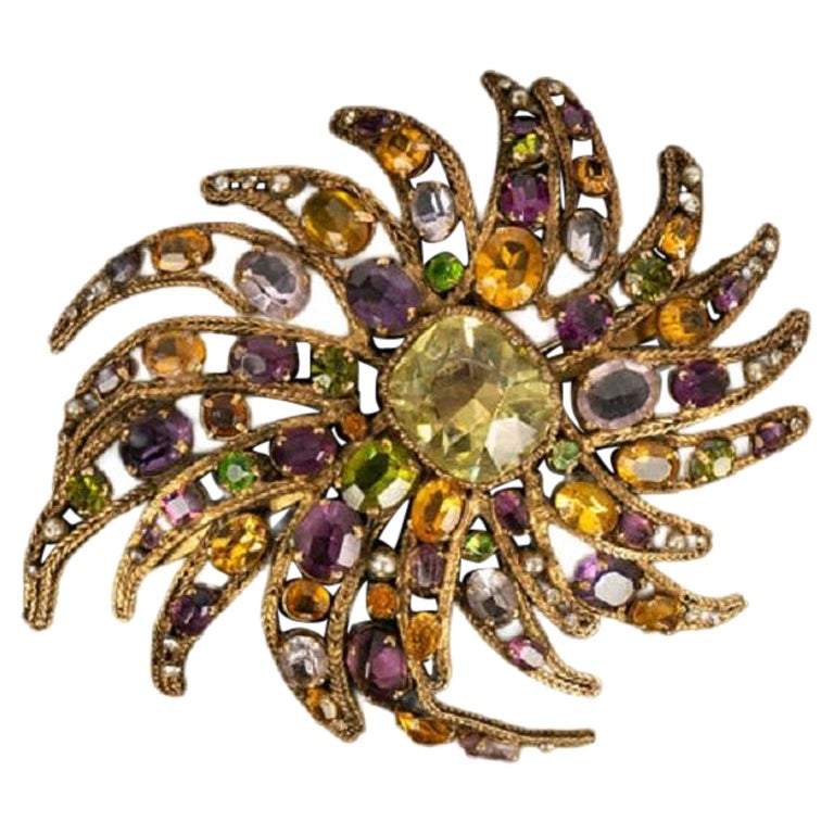 Chanel Broche pendentif en métal doré pavé de strass multicolores