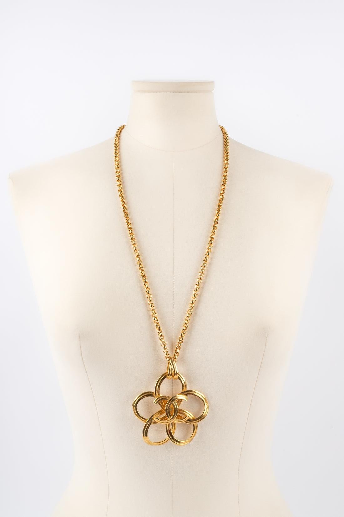 Chanel - (Made in France) Golden metal necklace with a flower pendant centered with a cc logo. 1996 Spring-Summer Collection.

Additional information:
Condition: Very good condition
Dimensions: Length: 70 cm - Pendant: 6.5 cm
Period: 20th