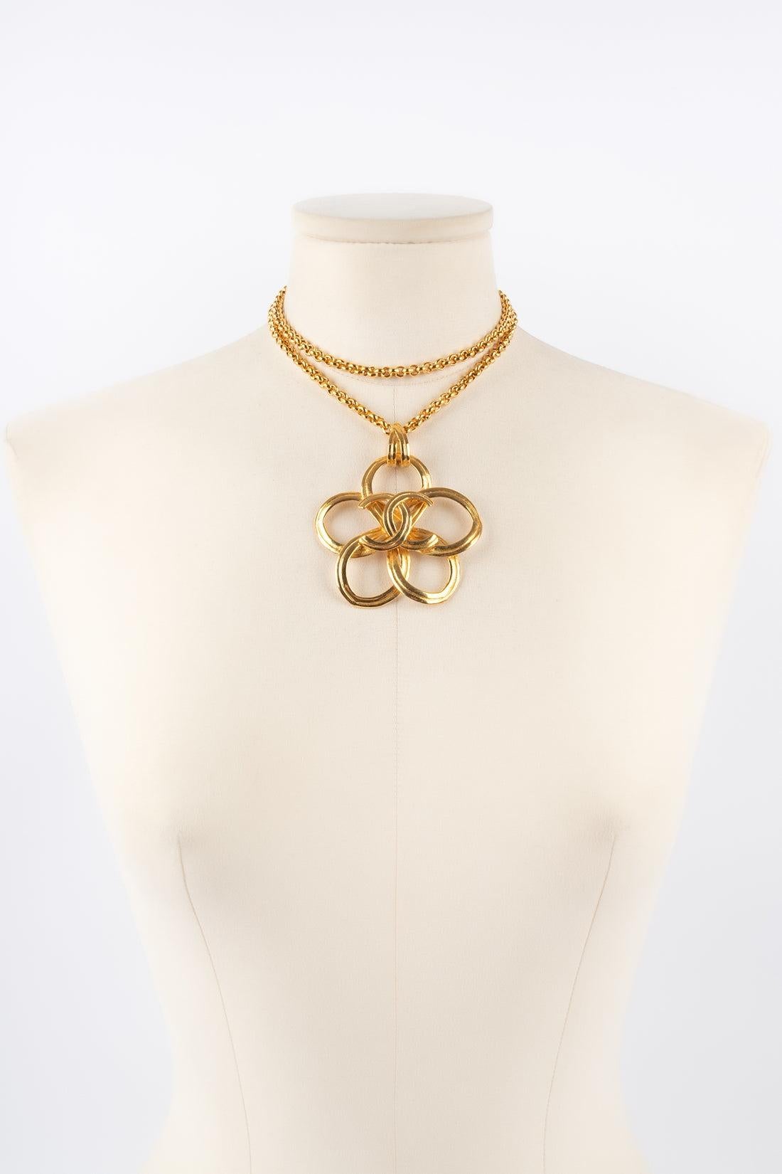 Chanel Golden Metal Pendant Necklace, 1996 In Excellent Condition For Sale In SAINT-OUEN-SUR-SEINE, FR