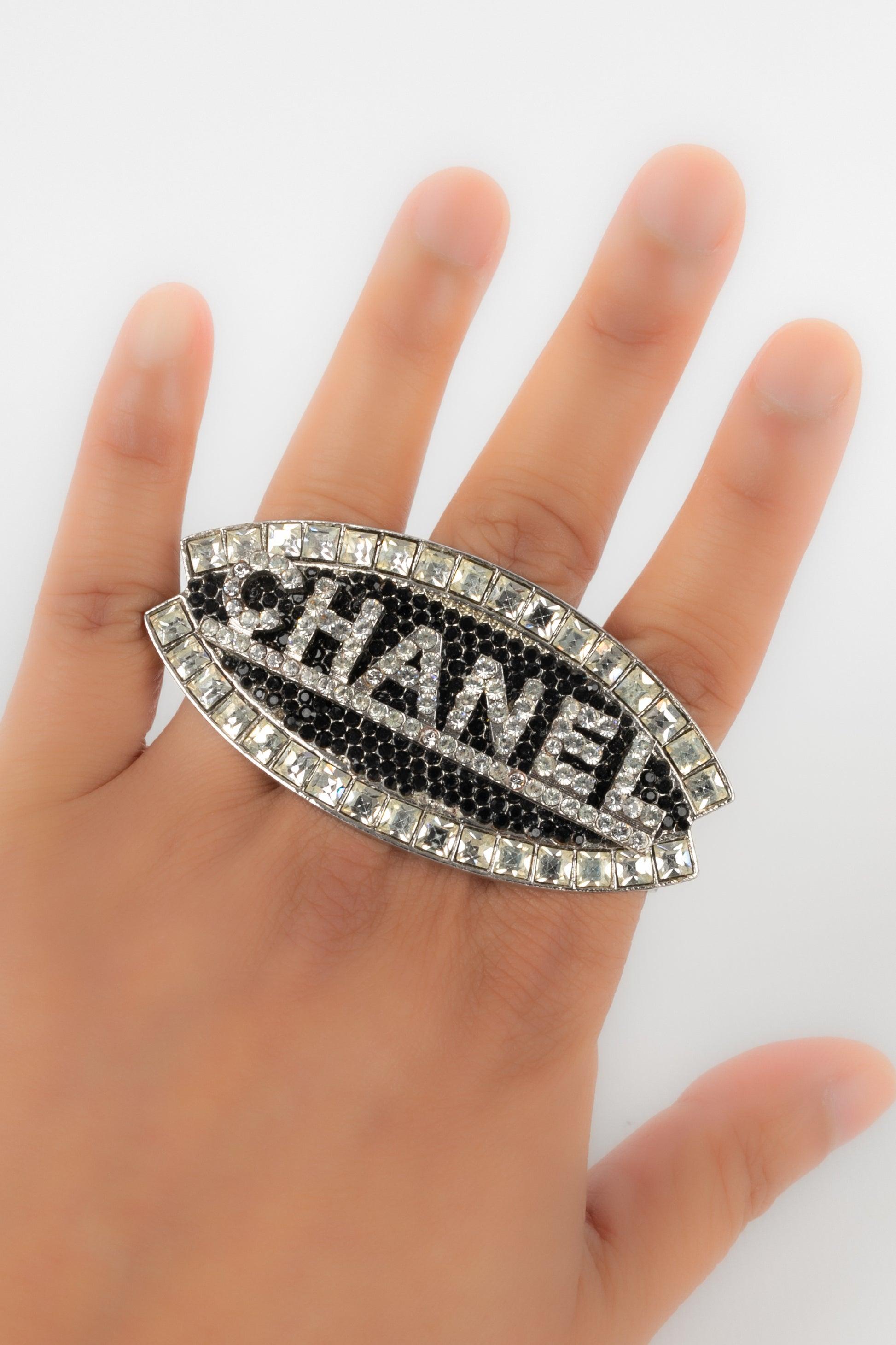 Chanel - (Made in France) Golden metal ring ornamented with rhinestones. Size 56 and 58. Fall-Winter 2003 Collection.

Additional information:
Condition: Very good condition
Dimensions: Length: 6.5 cm
Period: 21st Century

Seller Reference: ACC96