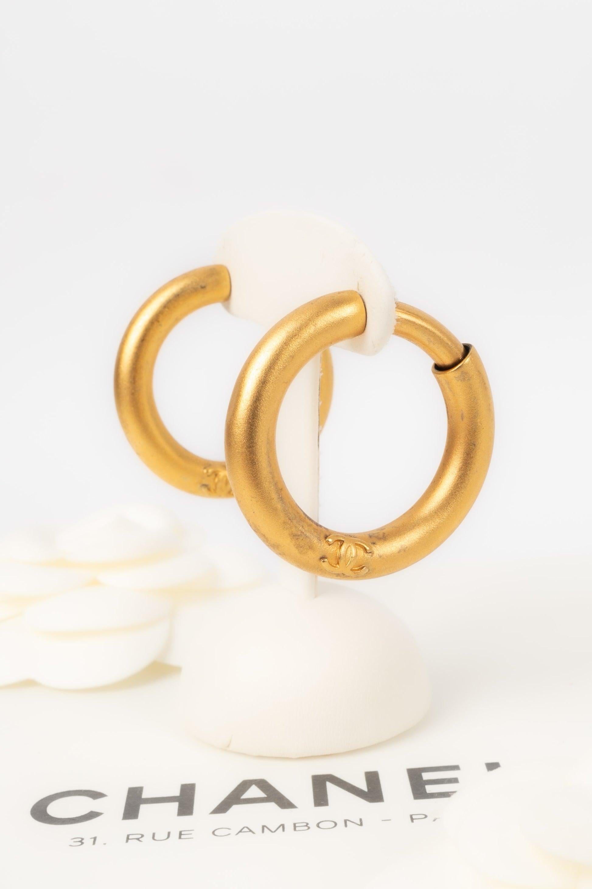Chanel - (Made in France) Golden metal round earrings. Spring-Summer 1996 Collection.

Additional information:
Condition: Very good condition
Dimensions: Height: 3.5 cm

Seller Reference: BOB180