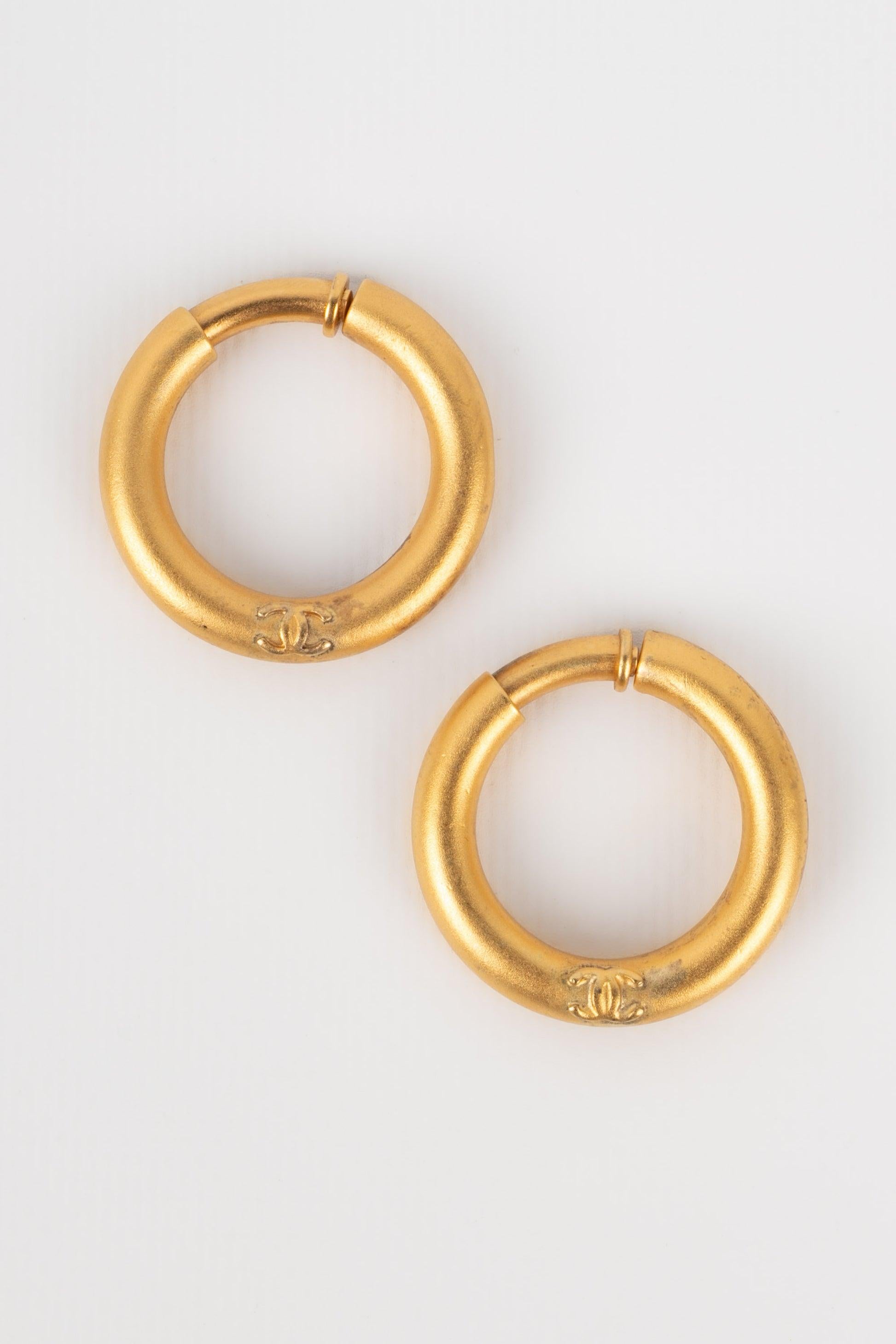 Chanel Golden Metal Round Earrings, 1996 In Excellent Condition For Sale In SAINT-OUEN-SUR-SEINE, FR