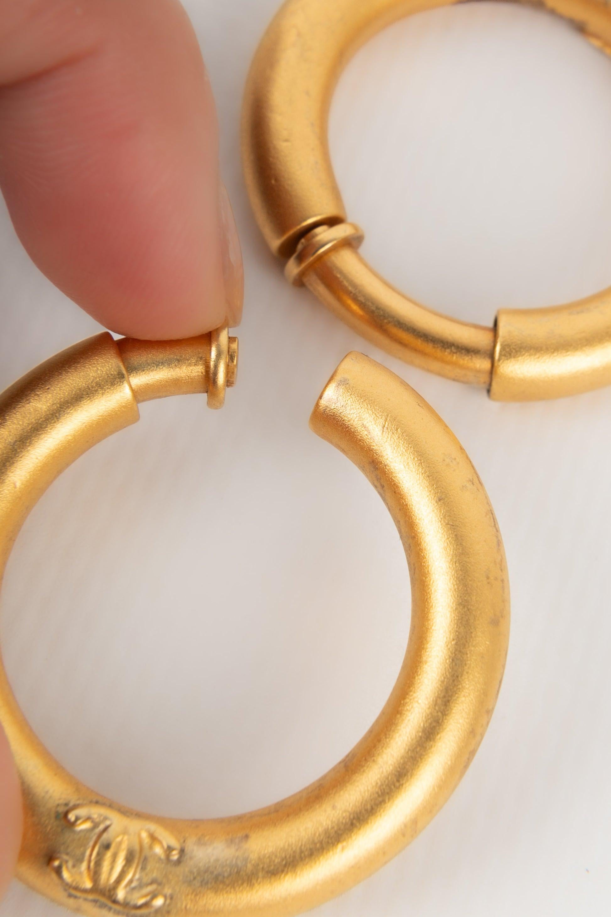 Pendientes redondos de metal dorado Chanel, 1996 en venta 2