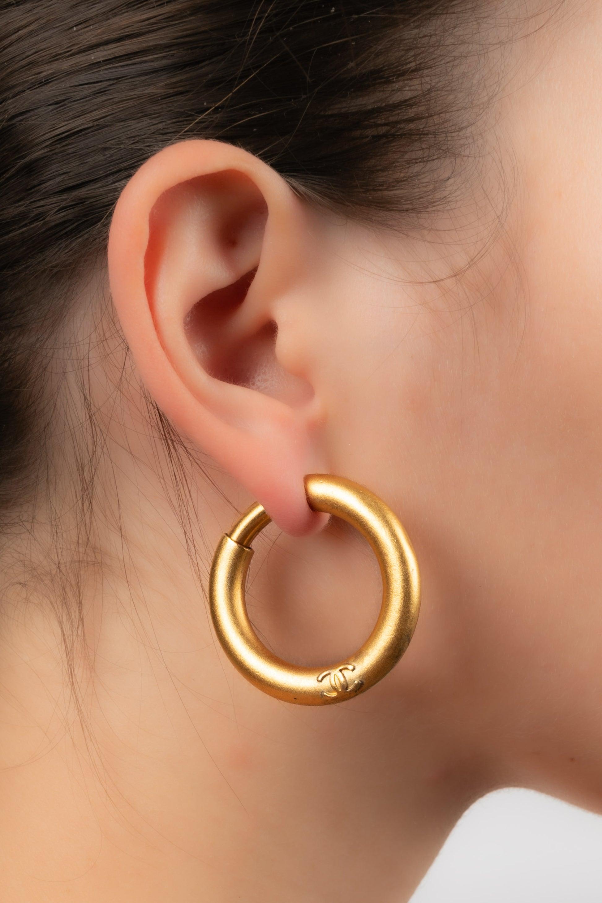 Chanel Golden Metal Round Earrings, 1996 For Sale 3