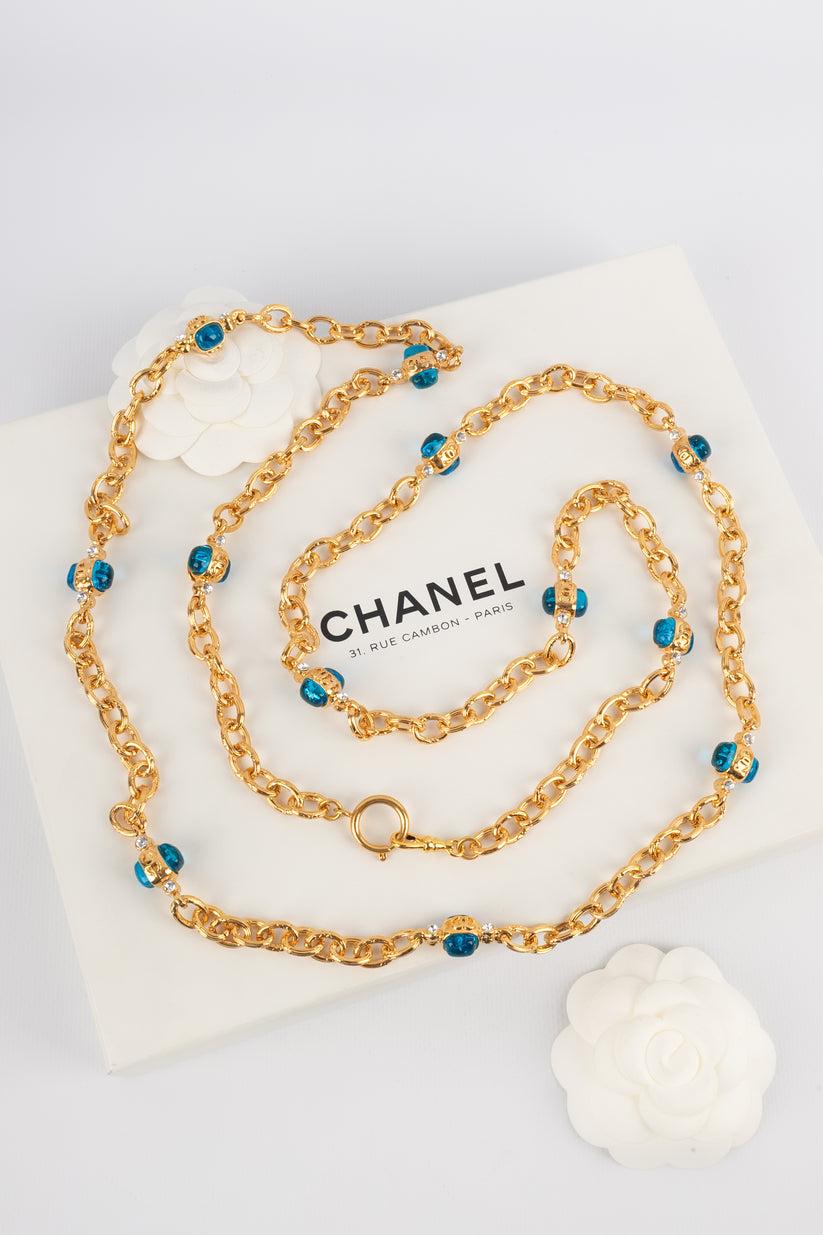 Chanel - (Made in France) Golden metal sautoir with Swarovski rhinestones and turquoise glass paste cabochons.

Additional information:
Condition: Very good condition
Dimensions: Length: 140 cm
Period: 20th Century

Seller Reference: CB176