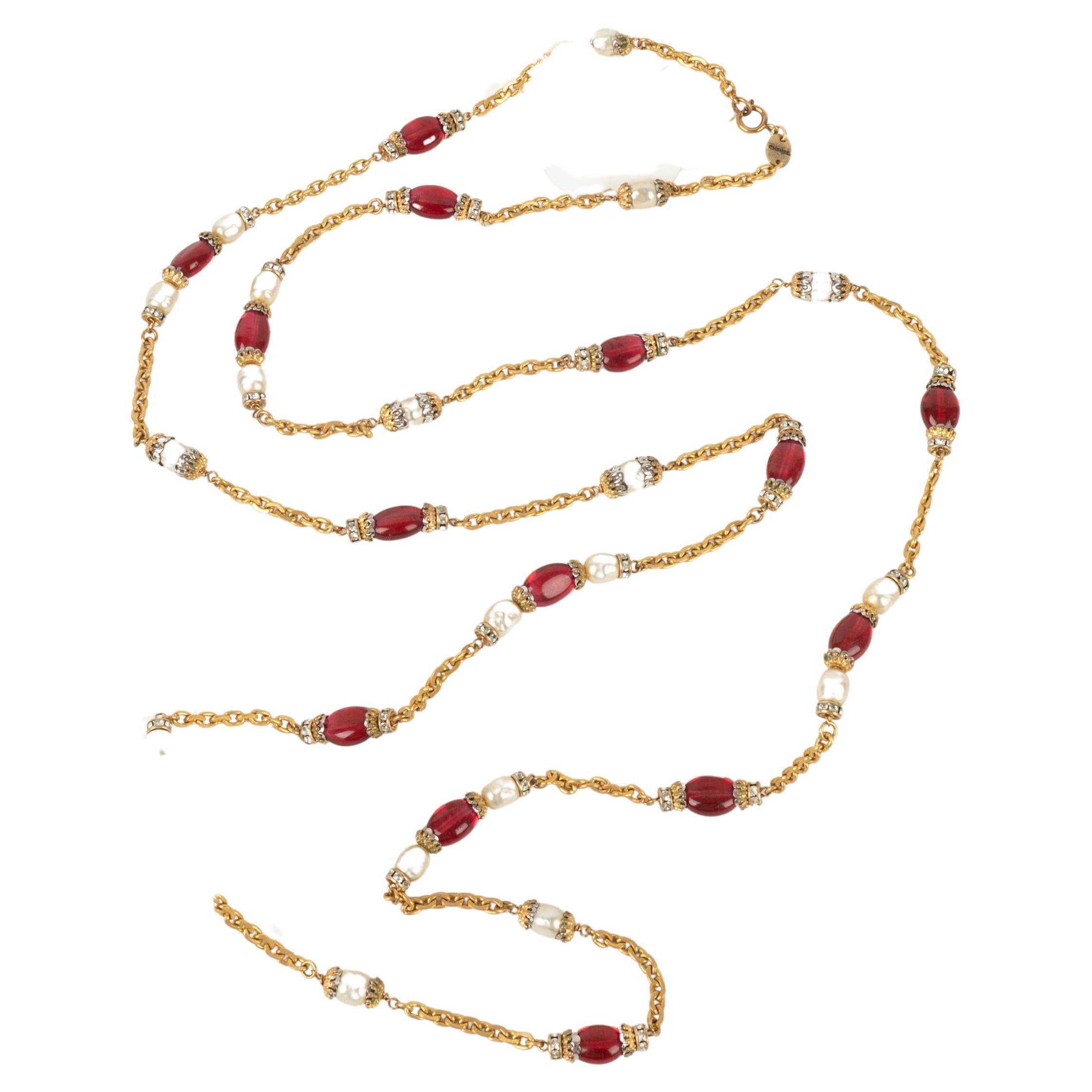 Chanel - Goldenes Metall-Sautoir / Halskette mit Strassringen, Perlen und roten Glasperlen.

Zusätzliche Informationen:
Zustand: Sehr guter Zustand
Abmessungen: Länge: 155 cm

Sellers Referenz: CB146
