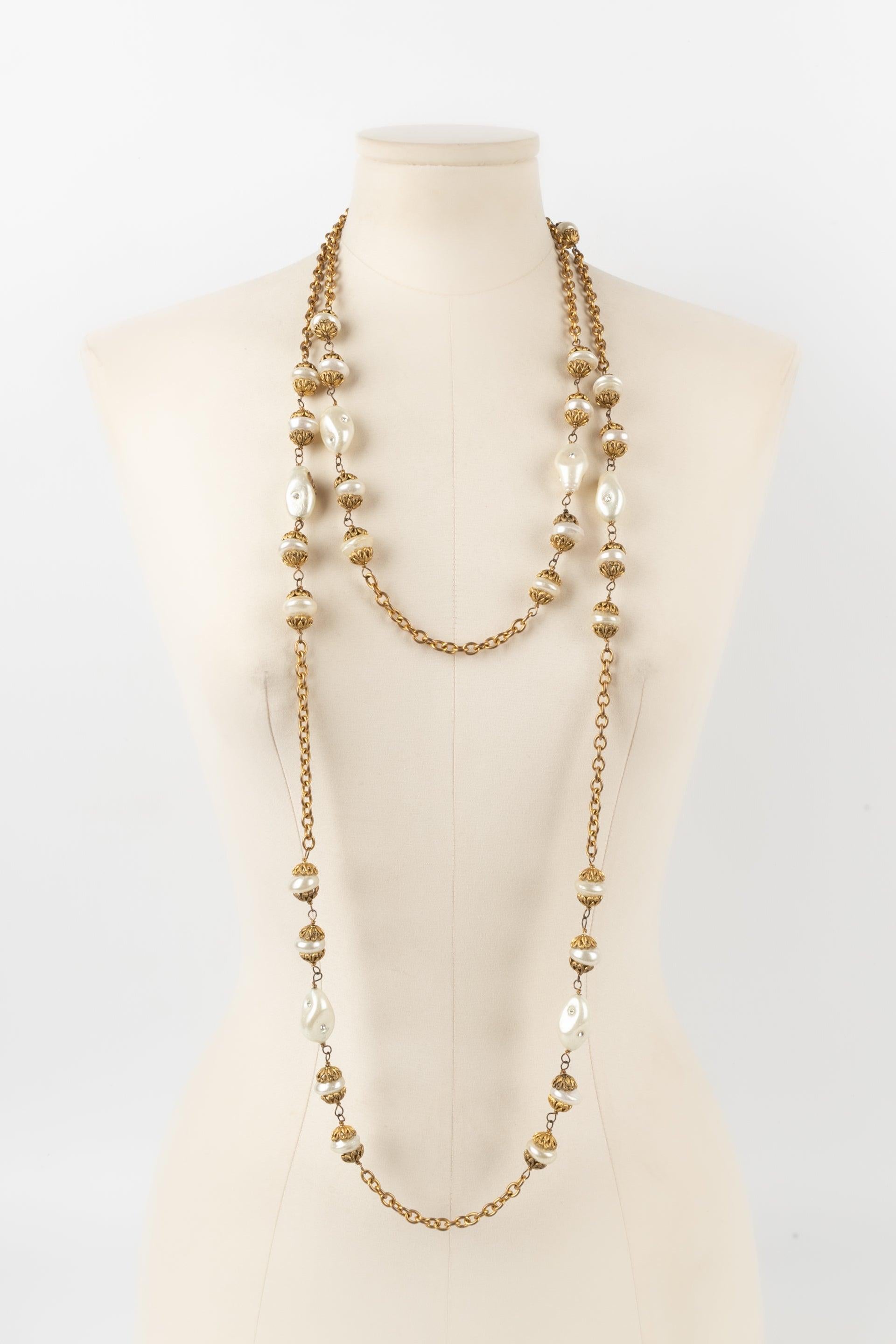 Chanel - (Made in France) Golden metal sautoir with costume pearls and Swarovski rhinestones. 1984 Collection.

Additional information:
Condition: Very good condition
Dimensions: Length: 186 cm

Seller Reference: CB230