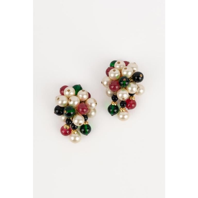 Chanel - (Made in France) Golden metal set composed of a necklace and clip-on earrings with costume pearls and colorful glass pearls. Jewelry from the early 1980s. Not signed earrings.

Additional information:
Condition: Very good