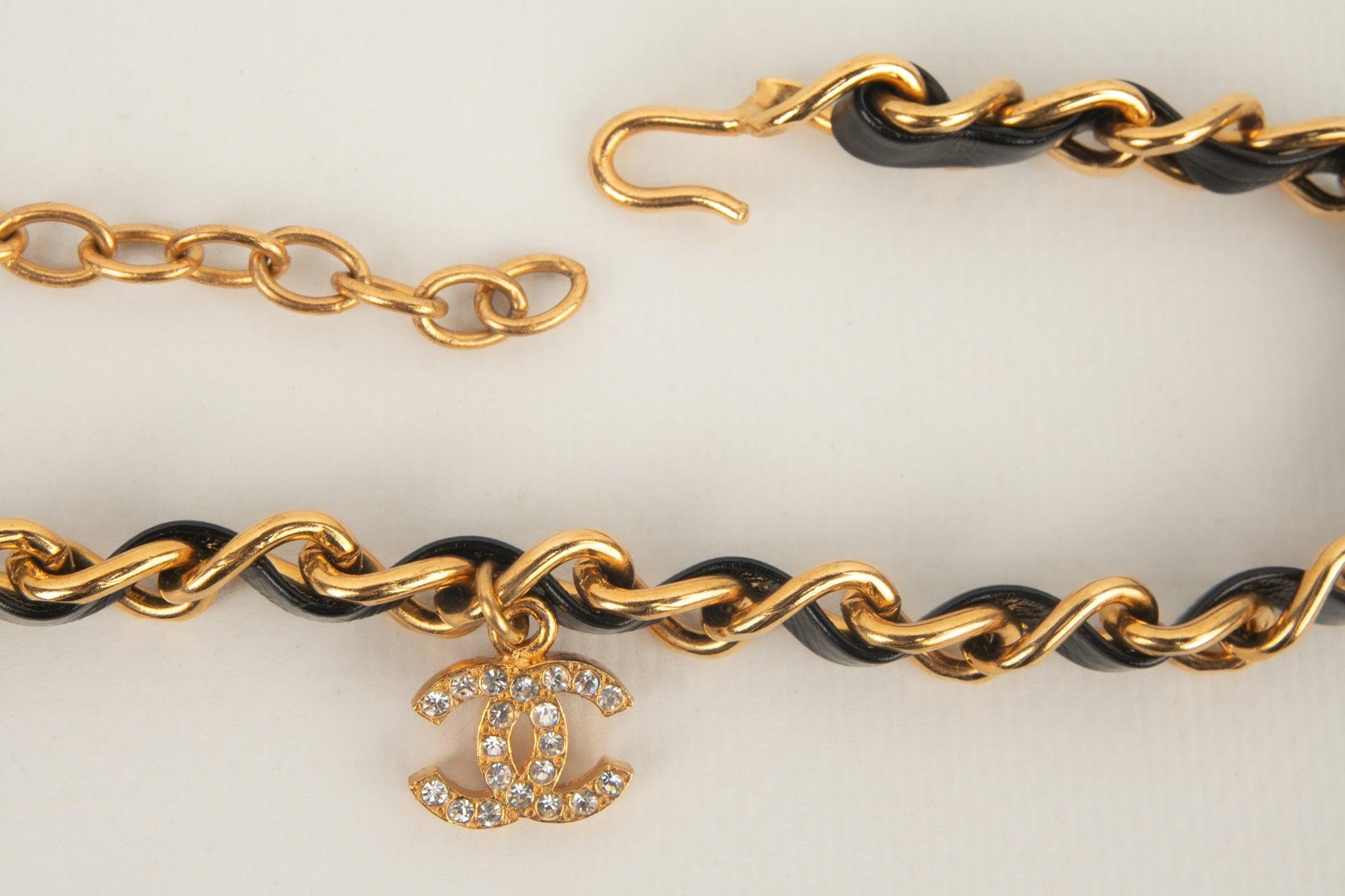 Chanel Golden Metal Short CC Necklace Spring, 1995 In Excellent Condition In SAINT-OUEN-SUR-SEINE, FR