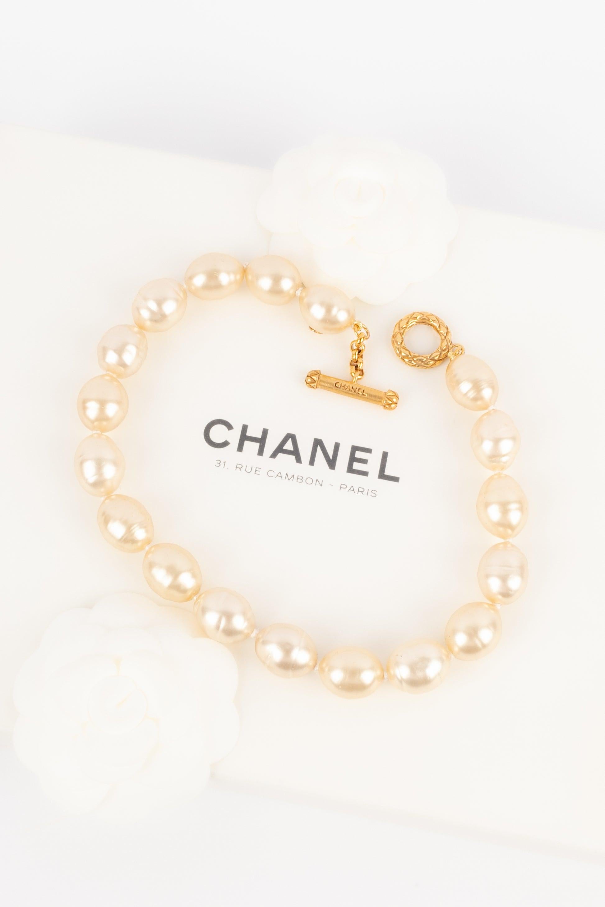 CHANEL - (Made in France) Golden metal short necklace with costume pearls. 1994 Spring-Summer Collection.

Additional information: 
Condition: Very good condition 
Dimensions: Length: 40 cm

Seller Reference: CB119