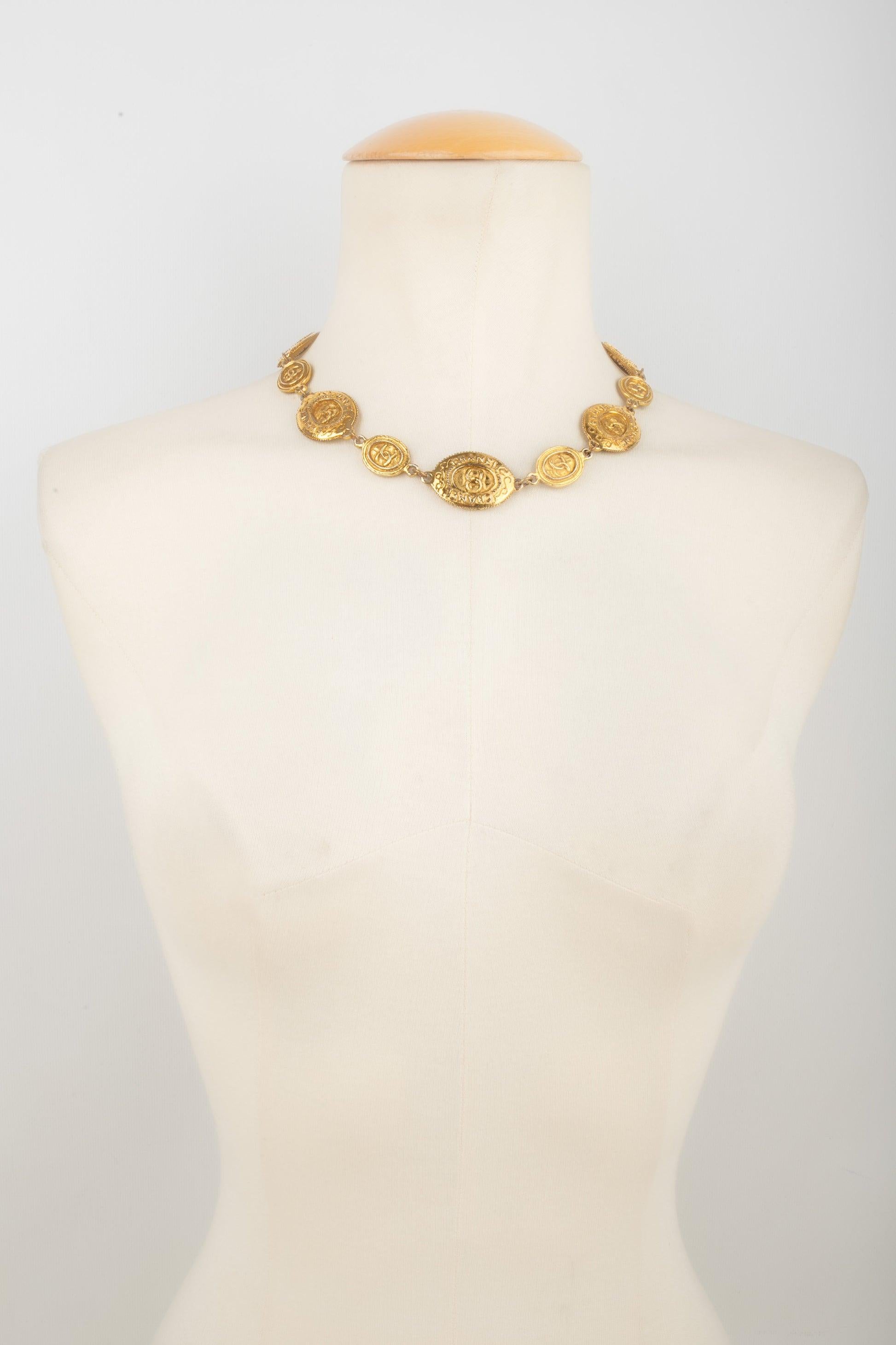 Chanel - (Made in France) Golden metal short necklace with oval medallions. Slight oxidization of the metal.

Additional information:
Condition: Good condition
Dimensions: Length: 47 cm

Seller Reference: CB249
